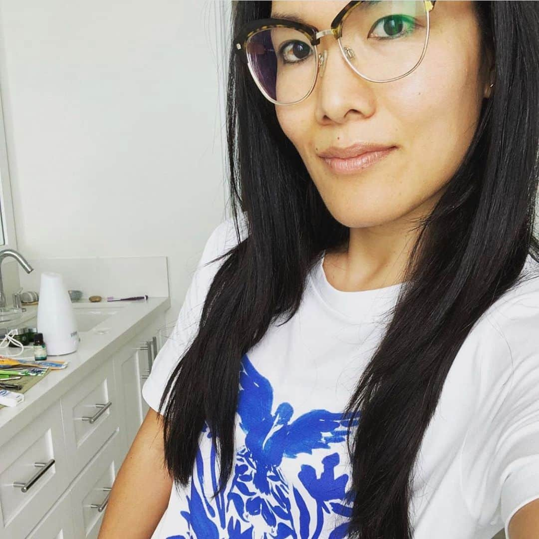 ガブリエル・ユニオンさんのインスタグラム写真 - (ガブリエル・ユニオンInstagram)「Today’s #WCW is the hysterical and brilliant, @aliwong. I'm a massive fan of her comedy specials and I know I’m going to love the new movie she stars in, Always Be My Maybe, out this Friday! This woman is a multi talented actress, comedian, writer and mother.  And - she has a book coming out, so mark those calendars for October 15th! She’s honest and raw and funny about so many topics including motherhood.  I have never met her, but in my mind, I feel like we are bffs and could enjoy Grease 2 together. She is my girl for all seasons. Let us lift her up in the light of goodness and hold her there!」5月30日 4時09分 - gabunion