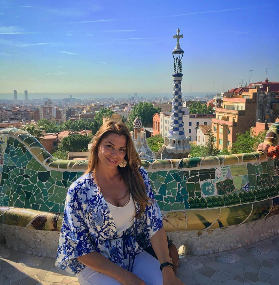 ルイス・グローバーさんのインスタグラム写真 - (ルイス・グローバーInstagram)「Visiting the amazing Park Güell in Barcelona Spain 🇪🇸 . #parkguell #solotravels #spanish #traveling #barcelona #spain #travelgram #springstyle #springsummer2019」5月30日 4時12分 - louiseglover