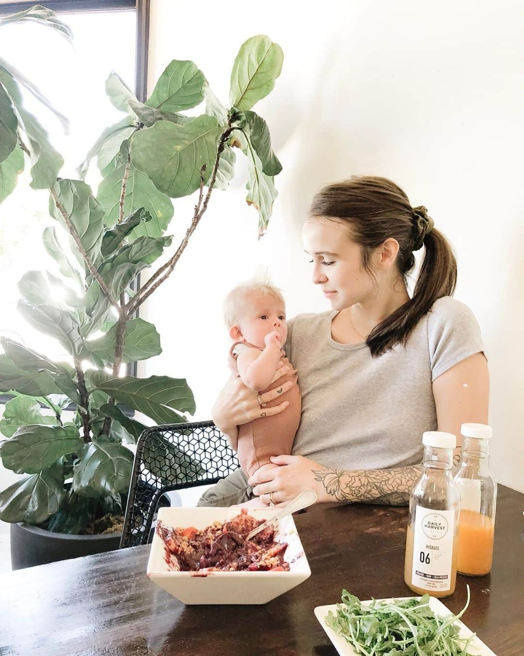 Acacia Brinleyさんのインスタグラム写真 - (Acacia BrinleyInstagram)「Perfect brunch with the fam at the cutest lil cafe & Juicery! #06 was my favorite juice for sure! Thank you @thedailyharvest for all of your sweet hospitality! 😭💛」5月30日 4時23分 - acaciakersey