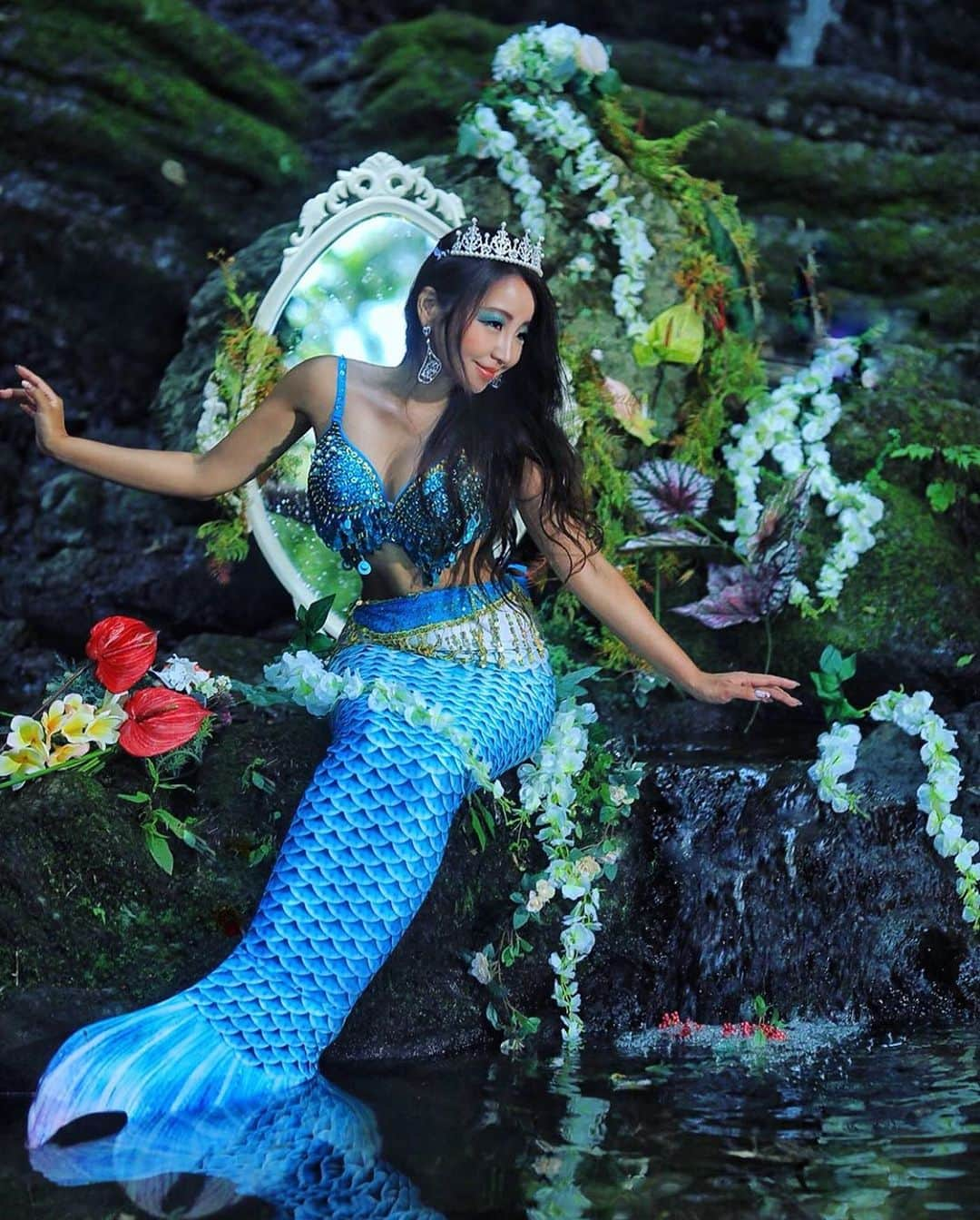 舘林佳史さんのインスタグラム写真 - (舘林佳史Instagram)「. 森の泉の人魚姫🧜‍♀️✨ . ミスOtono姫コンテスト👸準グランプリ . @nozomine03 檜垣 希実 ちゃん✨ . Otonoポスター撮影📸 . 今回は空間デザインから撮影まで全て一人でやりました(о´∀`о)❣️ . のぞみん愛媛からありがとうございました😊✨ . . 誰でも物語の主人公になれる ． をキャッチコピーに‼︎ ． ドラマや映画の物語のワンシーンの様な📽 ． ✨DramaticStoryPhot✨ ． と言う名前で活動作品作りをしています☘️ ． 大好評のドラマティックフォトのご依頼はこのクオリティーで！ ． 30000円〜(ほぼ諸経費)✨ ． で受け賜わっています)^o^( ． 素敵な作品を一緒に作りたい！ ． コラボレーションしたい 美容師さん💕 ． メイクアップアーティストさん 💕 ． 服飾デザイナーさん💕 ． クリエイターさんも随時募集中です✨  お姫様になりたい👸 物語の主人公になってみませんか^ ^⁉︎ ． たった一枚の写真で人生が変わる☘️ ． ． 作品作り体験モデルに興味がある方 😊 . ◎ドラマティックフォト依頼 ◎撮影依頼 ◎体験モデル募集  ①お名前 ②地域 ③年齢 ④身長 ⑤LINE ID ⑥応募理由やお問い合わせ内容 ⑦最近の髪型スタイルの分かる写真をDMまたはメール下さい✨📩 ． ． 記念撮影  成人式  コンポジ スチール Book作り  モデル宣材撮影  プロフィール撮影  サロンモデル撮影  ブライダルフォト ドレスロケーションフォト  写真集 ． 等撮影のご依頼何でもお気軽にお問い合わせDM下さい✨📩 ． ．  #人魚 #人魚姫 #CawaiiWa #モデル募集 #作品作り  #撮影依頼 #被写体モデル  #マイナスイオンたっぷり  #滝 #ストロビスト #シューティング #撮影依頼募集中 #ポートレート撮影 #ポートレート #ポートレートモデル #観光スポット #観光スポット巡り  #静岡観光 #ポートレートモデル募集  #ファインダー越しの私の世界 #ロケーションフォトウェディング  #ドラマティックストーリーフォト #excellent_portraits #ig_bless_women #東京カメラ」5月30日 4時29分 - tatephotox