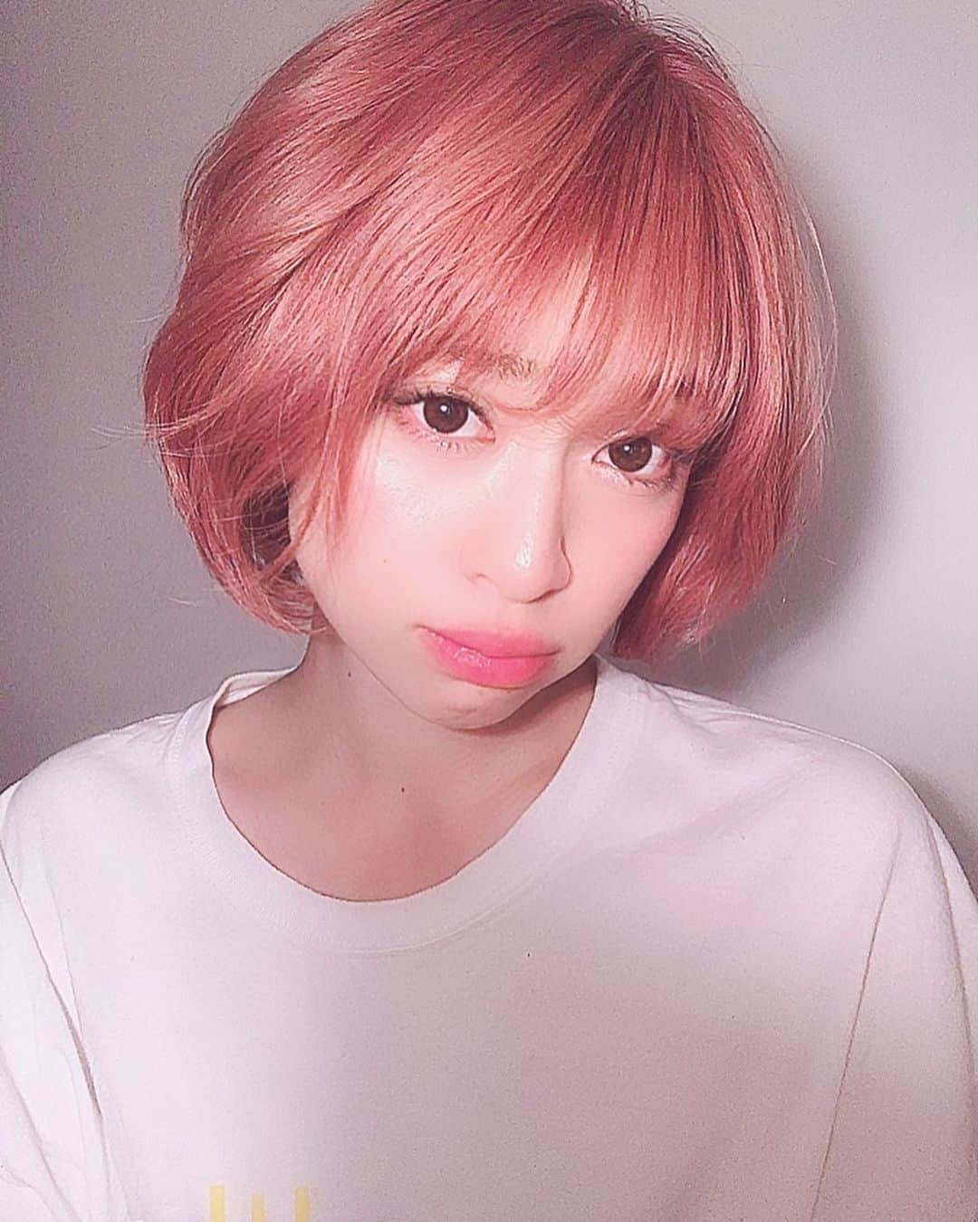 新部宏美さんのインスタグラム写真 - (新部宏美Instagram)「🌟💗🛸💫👽💗🌟💗💓💗 *  #ピンクヘアー  snowのピンクフィルター使ったら綺麗なピンクになりました🥺🌸 * みんな、前回の投稿たくさんのコメントやいいねありがとうございました😊 イメチェンって楽しいね💕 * 学校や仕事で好きな髪型やファッション、メイクが出来ない人も多いかもしれませんが、、（私にもそんな時代がありました😢） そんな時代から解放された今は、いくつになっても好きなものを好きと言って好きな髪型やファッションを一生楽しみたいと思っています🥰 * 私の周りにはそんな風に仕事も遊びも全力で楽しんでいつまでもかっこよくかわいくキラキラした人が多いなあ🥰💗 ほんといい刺激をもらってる✨✨ * 今日は真夏日だそう🥵 父の日には日傘をプレゼントしようかと思っています⛱」5月30日 4時32分 - piromin_1202