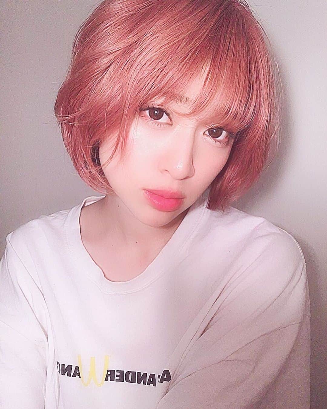 のインスタグラム：「🌟💗🛸💫👽💗🌟💗💓💗 *  #ピンクヘアー  snowのピンクフィルター使ったら綺麗なピンクになりました🥺🌸 * みんな、前回の投稿たくさんのコメントやいいねありがとうございました😊 イメチェンって楽しいね💕 * 学校や仕事で好きな髪型やファッション、メイクが出来ない人も多いかもしれませんが、、（私にもそんな時代がありました😢） そんな時代から解放された今は、いくつになっても好きなものを好きと言って好きな髪型やファッションを一生楽しみたいと思っています🥰 * 私の周りにはそんな風に仕事も遊びも全力で楽しんでいつまでもかっこよくかわいくキラキラした人が多いなあ🥰💗 ほんといい刺激をもらってる✨✨ * 今日は真夏日だそう🥵 父の日には日傘をプレゼントしようかと思っています⛱」