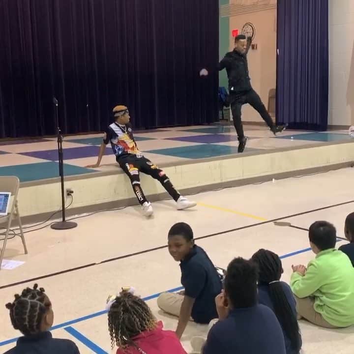Lil Buckのインスタグラム：「@phyouture901 and I with @turnaroundartsnational visited the students at CityView Elementary in St.Paul Minneapolis and The students said they saw me fold my body into a pretzel already 🥨 soo.. I asked have they seen me do this?! 🤷🏽‍♂️ TURN SOUND ON TO HEAR THEIR REACTION. How would you react seeing this live? Drop an emoji 👇🏾. Follow The Global Movement 🌐 @memphisjookin #MemphisJookin #turnaroundarts」