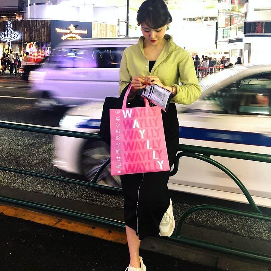 のインスタグラム：「これもあれも#ウェイリー でした！ スワイプしてね▶︎▶︎▶︎ ・ #りーまる #サロモ #サロンモデル #インフルエンサー #フリーモデル#フリーランスモデル#撮影データ #撮影モデル募集 #広告モデル #ファッション ・ ・ コーデ🏷 シャツ @journalstandard.jp  スカート @mecloset_fashion  くつ @gu_global  かばん @ronhermanstore  携帯 @waylly_jp  ピアス @lattice_lessignes ・ ・  @waylly_jp  は発売当初から愛用してるスマホケース🌟 ・ ・ つるつるした壁なら どこにでもくっつくので （鏡なんて最適！） 自撮りにとにかく向いてます✊ ・ ・ ・ 今日までラフォーレ原宿に店舗が出てて、 名前入りもつくれるみたいです🙆‍♀️ わたしはりーまるのMARU ケースにしました✌️ ・ ・ なんで今回この投稿をしたかというと とーーーーっても質問多かったからなのです🐶 やっぱりみんな気になるよね😊 （特に男性から多かった！） ・ ・  わたしのおすすめポイントは ✔︎こんな感じの自撮りが簡単に取れる ✔︎従来のと違って埃がつきにくい ✔︎Netflix見るとき手で持たなくていい開放感 です！！！ ・ ・ デメリットは ケースがほんの少し厚い分、 少し重く感じたり、 ポケットにスマホ入れる人は感覚が変わるかも💭 ってくらいかなぁ🤔 ・ ・ でも自撮り用の三脚持ち運ぶより 遥かに楽チンだし便利すぎる🥺💓 ・ ・ 気になってる方は店頭で見てみるのがいいかもです！ わたしもこれからもずっと活用しまくります🐶🌟 ・ ・ ・ ・ 〈 撮影依頼募集中〉 6月10日以降空いてます。 撮影依頼おまちしてます💐 DMくださると嬉しいです💐 よろしくお願い致します☺︎ ・ ・ ・ ・ #アパレルモデル  #ポートレートモデル #被写体モデル#カメラマンさんと繋がりたい #サロンモデル募集 #作品撮り #ダイエット #写真好きな人と繋がりたい  #美容好きな人と繋がりたい #写真撮ってる人と繋がりたい #ポートレートモデル希望  #プチプラコスメ #女子力アップ #筋トレ女子 #セルフィー #ラフォーレ原宿 #waylly #自撮り#便利グッズ」