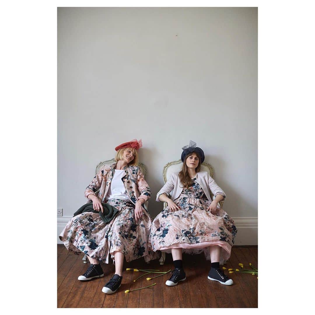 キャベジズ&ローゼズのインスタグラム：「Sit up and take notice 😍 The second drop of our Floral Taffeta Capsule Collection lands tomorrow. Made in limited quantities and always in England ❤️ We are so excited for our New Arrivals. Make sure you are signed up to our newsletter to be the first to know #newin #staytuned #floraldress #floralcoat #summerstyles #madeinlondon #sustainablestyle #taffeta #cabbagesandroses #cabbagesandrosesfashion @christina_strutt @cabbagesandroses_shop 👆Link In Bio👆」