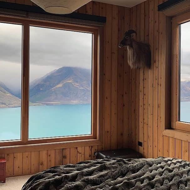 Airbnbさんのインスタグラム写真 - (AirbnbInstagram)「Luc’s house high above Lake Wakatipu is only 10 spectacular minutes from town. Over a home-cooked breakfast, he’ll happily share his tips for exploring the landscape, from waterfront walks to heli-hikes. But he’ll also understand if you decide to stay in and gaze at the view all day.  Photo: @hhy0219」5月30日 4時47分 - airbnb