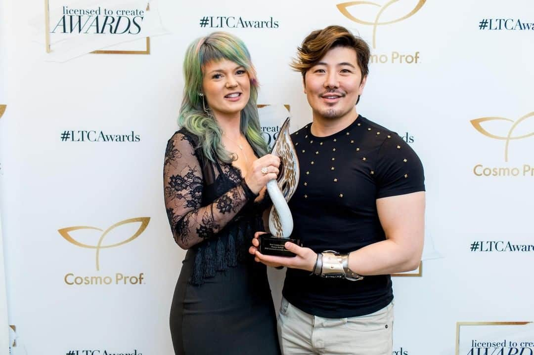 CosmoProf Beautyさんのインスタグラム写真 - (CosmoProf BeautyInstagram)「Calling all #HairBesties 🗣 Guess who's back for the 2nd annual #LTCawards 😍🙌 ✨ @guy_tang will be taking the stage with fellow #HairBestie @hairbynoora where they will be presenting the award for Student Color🏆  We'll see you on the gold carpet for the Licensed To Create Awards on June 2nd at #PremiereOrlando - Use the link 🔗 in our BIO to purchase your awards ticket today 🎟  #cosmoprofbeauty is proud to celebrate beauty pros and the art they are #licensedtocreate . 📸 - 2018 Creative Color Winner @shannamichellehair & #GuyTang ❤」5月30日 5時00分 - cosmoprofbeauty