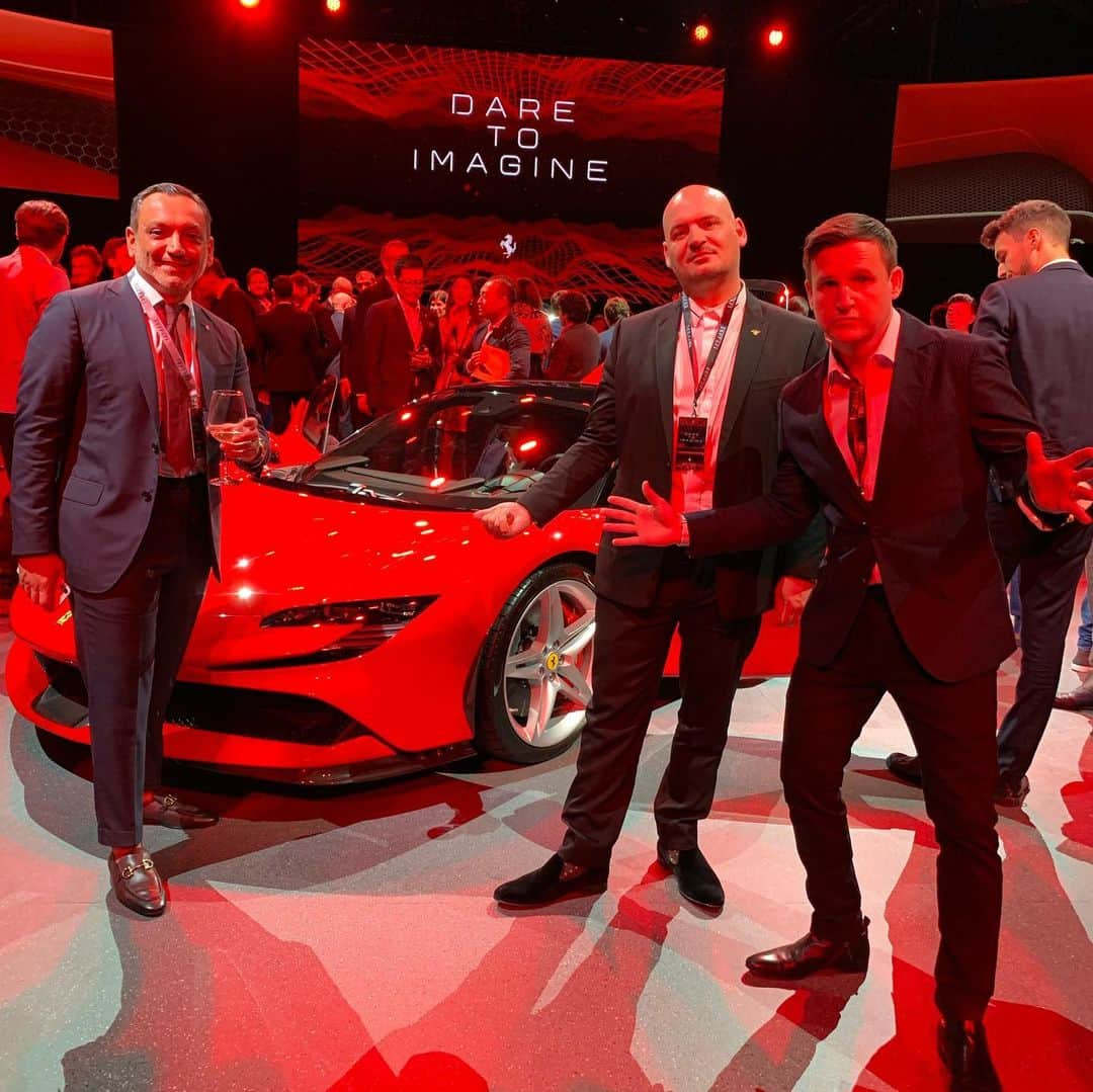 ロブ・ディアデックさんのインスタグラム写真 - (ロブ・ディアデックInstagram)「Mind blowing experience witnessing the premier of the new @ferrari #SF90Stradale in Maranello. This car is incredible. Crazy to be a part of the energy of something so special. Thank you @amirsadrieh for making it happen and my man @nickydiamonds for making one to remember.」5月30日 4時52分 - robdyrdek