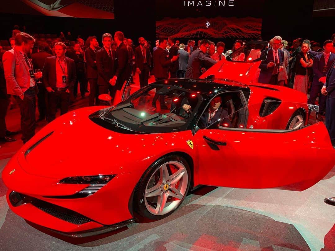 ロブ・ディアデックのインスタグラム：「Mind blowing experience witnessing the premier of the new @ferrari #SF90Stradale in Maranello. This car is incredible. Crazy to be a part of the energy of something so special. Thank you @amirsadrieh for making it happen and my man @nickydiamonds for making one to remember.」