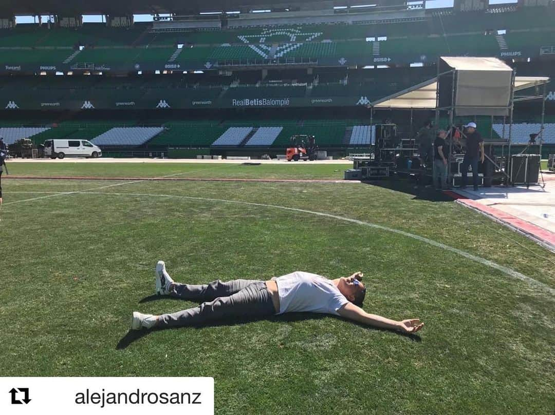 レアル・ベティスさんのインスタグラム写真 - (レアル・ベティスInstagram)「🎤🏟💘👏 Ya sabes, no es lo mismo ser que estar... 😜  #Repost @alejandrosanz ・・・ No sabéis la de tiempo que llevo esperando hacer esto…Nos vemos en tres días 💥 #LaGira #Sevilla #EstadioBenitoVillamarín」5月30日 5時00分 - realbetisbalompie