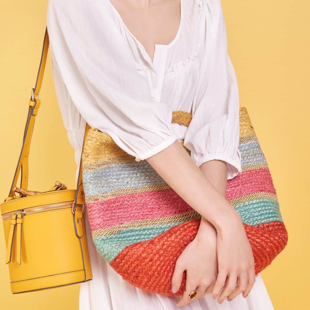 アクセサライズのインスタグラム：「Put bold colour in your clutches with our natural textures stripe handheld bag. Designed with a round base and cutaway handles, this statement maker is a must-have in your summer wardrobe.  Tap the link in the bio to shop now.  #Accessorize」