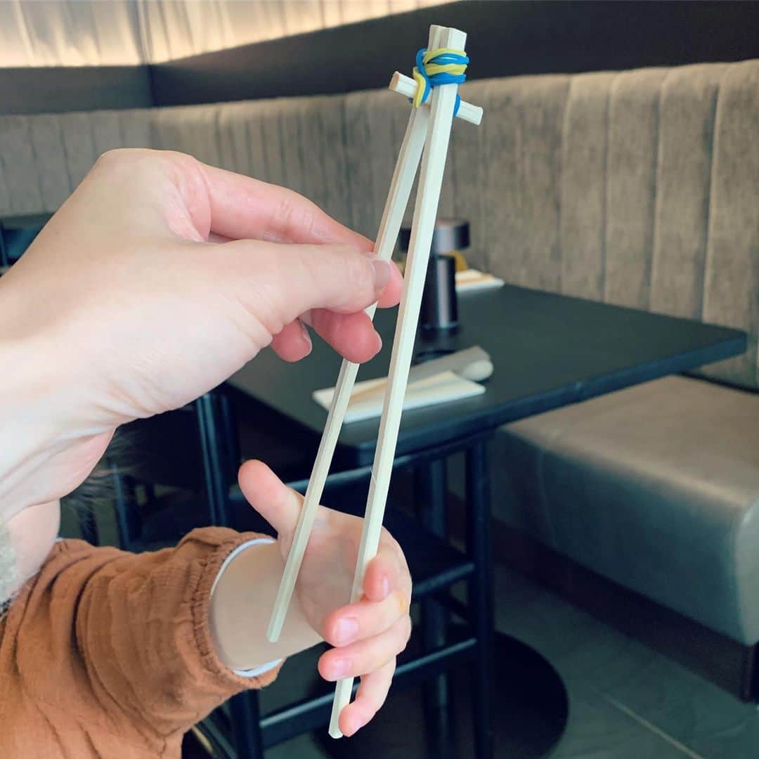 MEGのインスタグラム：「近所の和食のダイニングにて。娘が箸をガチャガチャしてたら、これ渡された。大人用だと思うけど地味に手が込んでるわぁ...👏🏻 輪ゴムトング式わりばし。」