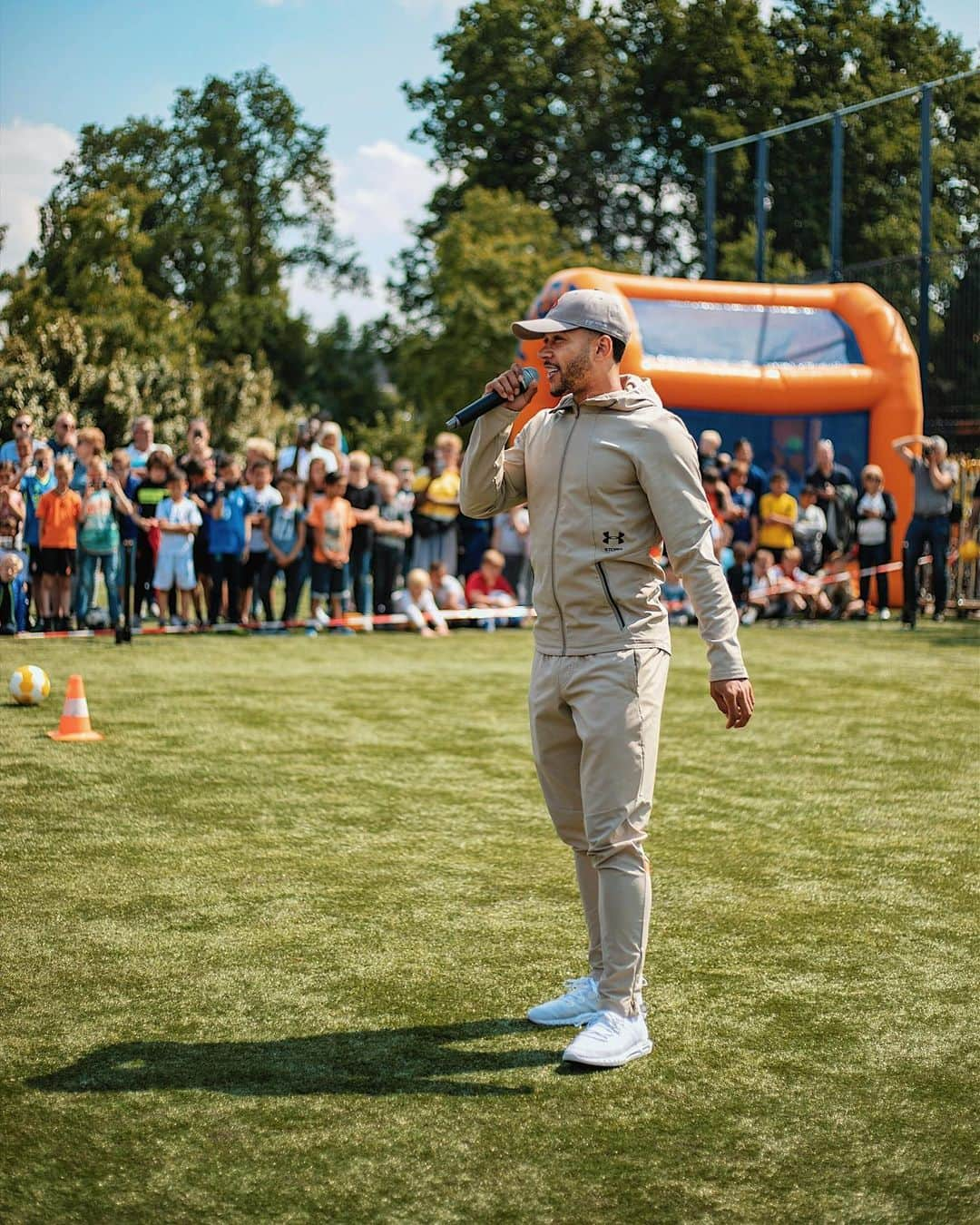 メンフィス・デパイさんのインスタグラム写真 - (メンフィス・デパイInstagram)「It’s a real honour to have my very own Johan Cruyff pitch. Thanks to everyone who came down today, to celebrate the official opening! Enjoy it, give your friends some panna’s and score some goals. One day you could have your very own pitch too! @cruyfffoundation ⚽️」5月30日 5時05分 - memphisdepay