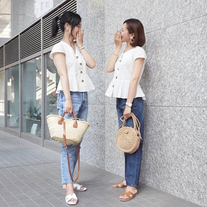 Eri Satoのインスタグラム：「offwhite×denimリンクコーデ · @yuca0614 ちゃんと、 @titivatejp の #フレンチスリーブペプラムブラウス #フラットスクエアサンダル でリンクコーデ💕 · #titivate#ティティベイト#stylepoint #titivatestyle #style#fashion#ootd#outfit #code#coordinate#stylepoint#instafashion#instagood#instalike#ファッション#コーディネート#コーデ#プチプラ#プチプラコーデ#今日の服#今日のコーデ#ママコーデ#fashion#カジュアルコーデ#シンプルコーデ#シンプルファッション #デニムコーデ #おしゃれさんと繋がりたい #おしゃれ好きな人と繋がりたい#ootd#大人カジュアル」