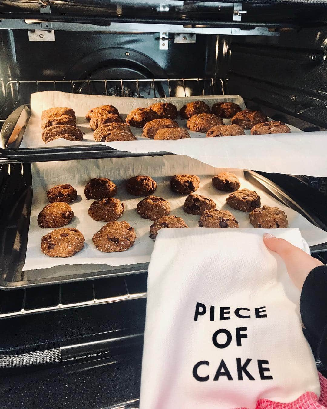 リリー・コリンズさんのインスタグラム写真 - (リリー・コリンズInstagram)「She’s back! Finally baking again and it feels (and smells) so good...」5月30日 5時11分 - lilyjcollins