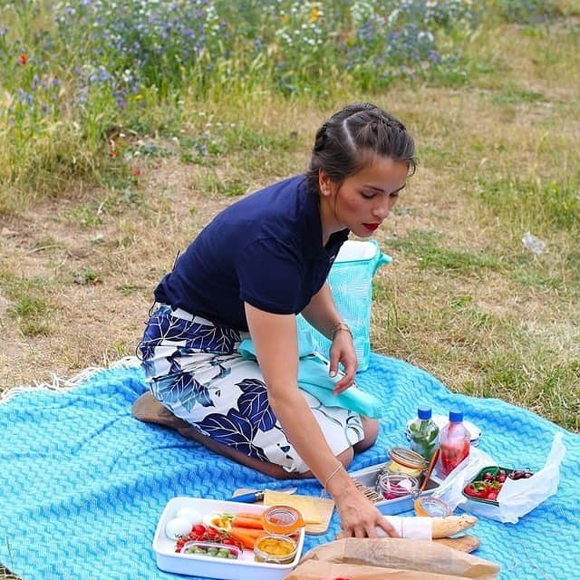 レイチェル・クーさんのインスタグラム写真 - (レイチェル・クーInstagram)「Picnic season is finally here! 🥖 🍇 🥗 What are your favourite items to pop in your hamper? This little spread from a few years ago is still one of my faves, featuring frozen flavoured waters, butternut squash houmous, vegetable crudités and seasonal fruit. 📸: @messyla . . . . . . . #throwback #TBT #ThrowbackThursday #Rachelkhoo #Memories #Memorylane #picnic #LondonFields #hamper #pumpkin #PicnicFood」5月30日 16時05分 - rachelkhooks