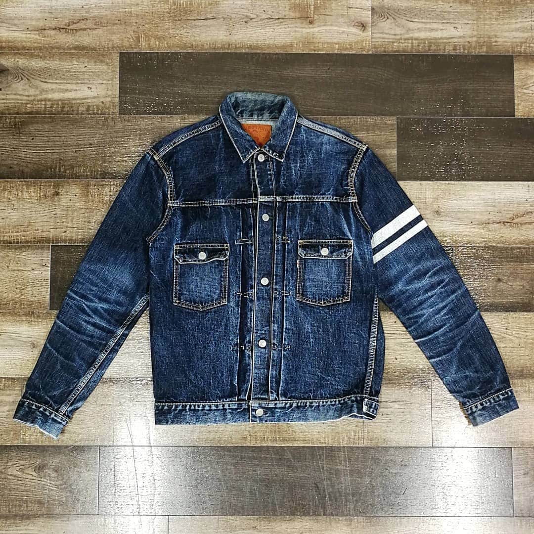momotarojeansのインスタグラム：「2105SPの色落ち。8年着用。 Gジャンの色落ちには一般的にジーンズの3倍の時間がかかると言われています。時間がかかるからこそしっかりと経年変化したジャケットは一層思い入れの強いものになります。  2105SP 8years fading worn by @denim_heads_prague Generally, Denim jacket fading needs 3times time than jeans. Its tough, but you also got deeply attached to that.  #kojima #kurashiki #okayama #jeans #denim #denimday #denimporn #denimhead #selvedge #selvage #selvedgedenim #selvedgeforum #denimevolution #selvedgemurah #unionspecial #goingtobattle #madeinjapan #japanesedenim #fading #naturalfading #madebyhand #madeinjapan #jeanslife #vintagejeans #fade #selvedge #mensweardaily」