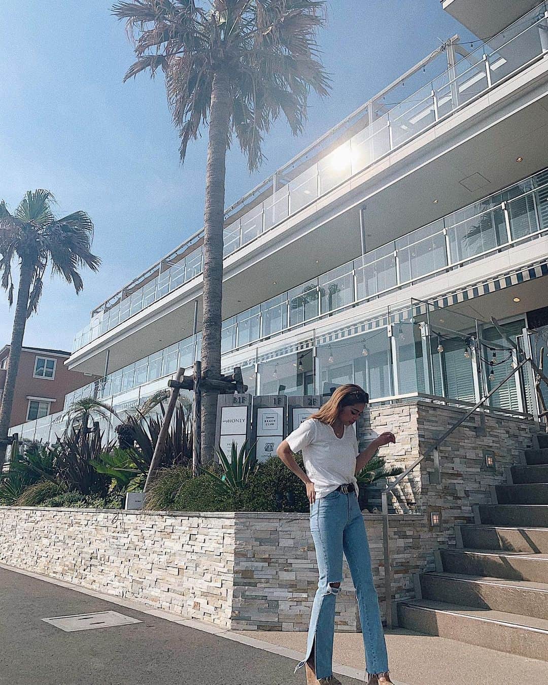 Airi Shibuyaのインスタグラム：「夏はシンプルな白Tにデニムの格好がすき🌴🌞 . この脚長に見えるデニムは  @bershkacollection 👖💕 . お気にいりーー😚💓💓 . 次のお休みも楽しみがいっぱい😋🌈 . #ootd#fashion#outfit#summer#コーデ#夏#海#デニム#白T」