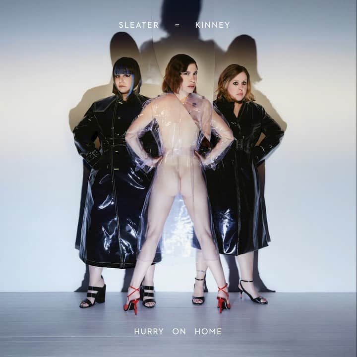 コートニー・バーネットのインスタグラム：「Yeah!!! New @sleater_kinney song produced by @st_vincent out now via @milkrecords in Aus/NZ & @momandpopmusic + lyric video by @mirandajuly !!!! ❤️❤️❤️❤️❤️ photos @charlieengman」