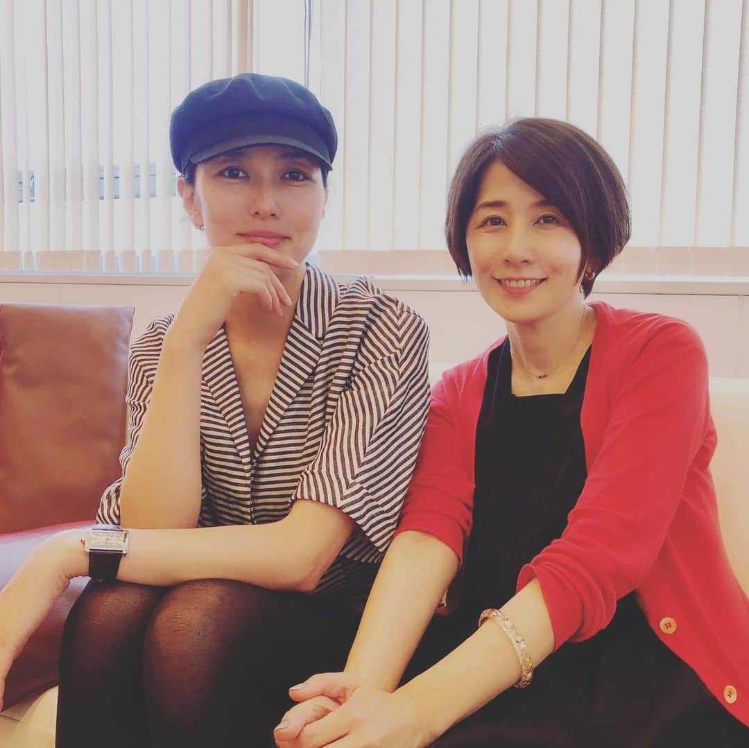 ひうらさとるのインスタグラム：「板谷由夏ちゃんと対談してきましたー！この様子は今夏発売の「ホタルノヒカリBABY」3巻に収録される予定です！自由ママトーク楽しかったー❤︎ 城崎温泉うちわもすかさずプレゼント🎁 また遊びにきてね！マジで！ わたしたちが来てるのはどちらもSINME だよん #板谷由夏 ちゃん #ホタルノヒカリBABY #城崎温泉うちわ #sinme」