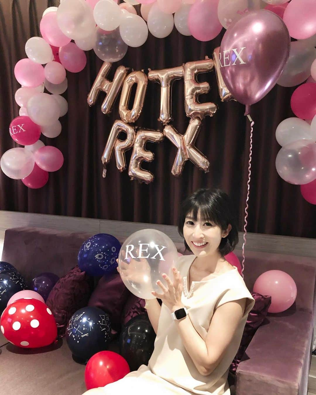 土屋香織さんのインスタグラム写真 - (土屋香織Instagram)「✈︎. HOTEL REX Akasaka🗼 @hotel_rex_akasakatokyo . 旅が大好き♡ 遠くに行かずに近場でステイも 非日常感を味わえていいですね。 . 6/1に赤坂にOPENする デザイナーズホテルのHOTEL REX🏨 内覧会にご招待いただきました。 とってもおしゃれで ラグジュアリーな世界観✩︎⡱ . 仕事と仕事の時間が微妙に空いてしまった時 忙しい時はあまりにも眠くて お昼寝できるところを探すことがたまにあるんですが なかなかないんですよね…🤔 結局エステやマツエクに行って その間に眠ったり💆🏻‍♀️ お茶しながら時間を潰したり☕️ 赤坂REXホテルはDay useもあるようなので そんな時お昼寝に活用するのにも良さそう😴 . お食事もおしゃれ❣️ お友達と一緒に パーティするのも楽しそうです🍹🎈 小さい子いるママ達の ママ会の場にもゆっくりできて良さそう🤱🏻👩‍👩‍👧‍👦🥂 . #HOTELREX をつけてSNS投稿すると 2019年6月限定で デイユース半額で利用できるそうなので ぜひ活用してみてください✔︎ . . #ホテルレックス #リゾートホテル #ホテル好き #赤坂 #akasaka #retrip_tokyo #retrip_東京 #tokyocameraclub #カメラ好きな人と繋がりたい #写真好きな人と繋がりたい #genic_pt #japan_of_insta #jp_gallery #far_eastphotography #ig_japan #4yuuu #4meee #joytb #otonatabi_japan #jtbで旅したい #stayway女子旅 #passionpassport #openmyworld #japan_focus #いいね返し #histrip_japan #大人旅 #far_eastphotography」5月30日 14時42分 - kaorintsuchiya