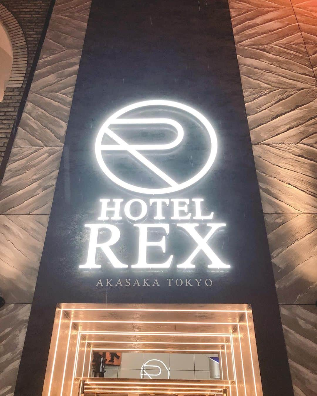 土屋香織さんのインスタグラム写真 - (土屋香織Instagram)「✈︎. HOTEL REX Akasaka🗼 @hotel_rex_akasakatokyo . 旅が大好き♡ 遠くに行かずに近場でステイも 非日常感を味わえていいですね。 . 6/1に赤坂にOPENする デザイナーズホテルのHOTEL REX🏨 内覧会にご招待いただきました。 とってもおしゃれで ラグジュアリーな世界観✩︎⡱ . 仕事と仕事の時間が微妙に空いてしまった時 忙しい時はあまりにも眠くて お昼寝できるところを探すことがたまにあるんですが なかなかないんですよね…🤔 結局エステやマツエクに行って その間に眠ったり💆🏻‍♀️ お茶しながら時間を潰したり☕️ 赤坂REXホテルはDay useもあるようなので そんな時お昼寝に活用するのにも良さそう😴 . お食事もおしゃれ❣️ お友達と一緒に パーティするのも楽しそうです🍹🎈 小さい子いるママ達の ママ会の場にもゆっくりできて良さそう🤱🏻👩‍👩‍👧‍👦🥂 . #HOTELREX をつけてSNS投稿すると 2019年6月限定で デイユース半額で利用できるそうなので ぜひ活用してみてください✔︎ . . #ホテルレックス #リゾートホテル #ホテル好き #赤坂 #akasaka #retrip_tokyo #retrip_東京 #tokyocameraclub #カメラ好きな人と繋がりたい #写真好きな人と繋がりたい #genic_pt #japan_of_insta #jp_gallery #far_eastphotography #ig_japan #4yuuu #4meee #joytb #otonatabi_japan #jtbで旅したい #stayway女子旅 #passionpassport #openmyworld #japan_focus #いいね返し #histrip_japan #大人旅 #far_eastphotography」5月30日 14時42分 - kaorintsuchiya