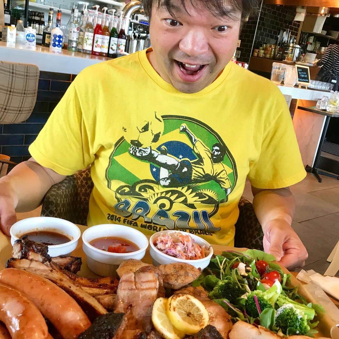 桂きん太郎さんのインスタグラム写真 - (桂きん太郎Instagram)「神戸から大阪城に移動して、秋から使う旅行商品の写真撮影をやりました。終わってから大阪城で遅い昼食。こんなにたくさんの肉を食べられるのか？ （笑） #落語 #大阪 #大阪城」5月30日 14時43分 - kintarohkatsura