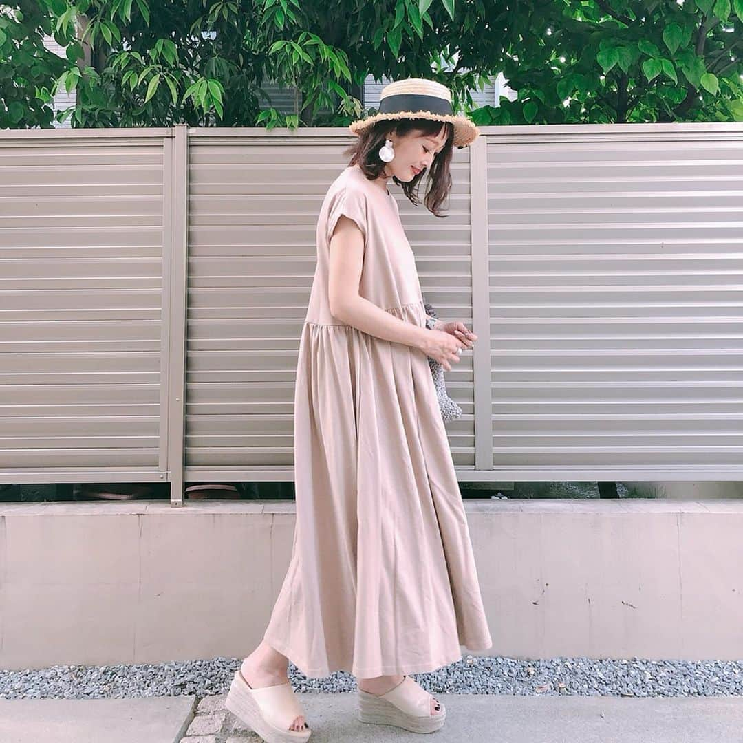 Kikuno Sayumiさんのインスタグラム写真 - (Kikuno SayumiInstagram)「〻beige onepiece〻 ・ ・ ・ @mimiisa_shop の#Tシャツワンピ 𓍼 ・ ・ こういうの何枚あっても重宝する🙆‍♀️ ・ 柔らかい素材で着心地よくて◎ ・ ・ シンプルだからガーリーなフリルのバッグと合わせたよ☺︎ @vitafelice_shop のもの。 ・ グレーの色味が大人っぽくて好き♡ ・ 小さめだけど収納力があって実用的💡 ・ ・ ・ onepiece▶ @mimiisa_shop bag▶ @vitafelice_shop ・ ・ ・ #ファッション#コーデ#fashion#ママ#ママコーデ#ponte_fashion #プチプラコーデ#大人カジュアル#ヘアアレンジ#大人可愛い#ジユジョ#패션스타그램#옷스타그램#오오티디#シンプルコーデ#158cmコーデ #158cm #マタニティコーデ #ぷんにー#妊娠8ヶ月#vitafelice_official#妊婦でもオシャレしたい#マタニティウェア#マタニティ服」5月30日 14時44分 - sayumikikuno