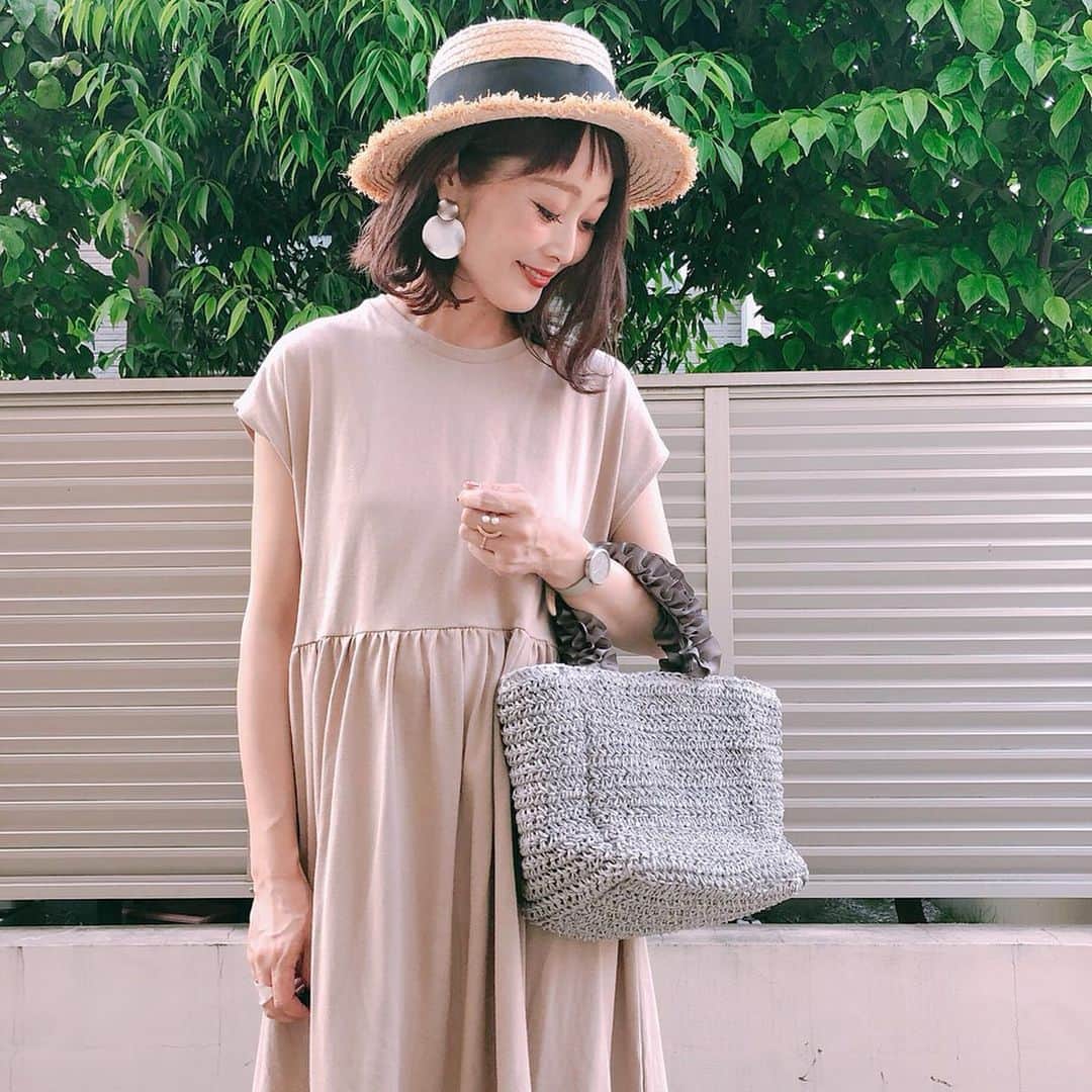 Kikuno Sayumiさんのインスタグラム写真 - (Kikuno SayumiInstagram)「〻beige onepiece〻 ・ ・ ・ @mimiisa_shop の#Tシャツワンピ 𓍼 ・ ・ こういうの何枚あっても重宝する🙆‍♀️ ・ 柔らかい素材で着心地よくて◎ ・ ・ シンプルだからガーリーなフリルのバッグと合わせたよ☺︎ @vitafelice_shop のもの。 ・ グレーの色味が大人っぽくて好き♡ ・ 小さめだけど収納力があって実用的💡 ・ ・ ・ onepiece▶ @mimiisa_shop bag▶ @vitafelice_shop ・ ・ ・ #ファッション#コーデ#fashion#ママ#ママコーデ#ponte_fashion #プチプラコーデ#大人カジュアル#ヘアアレンジ#大人可愛い#ジユジョ#패션스타그램#옷스타그램#오오티디#シンプルコーデ#158cmコーデ #158cm #マタニティコーデ #ぷんにー#妊娠8ヶ月#vitafelice_official#妊婦でもオシャレしたい#マタニティウェア#マタニティ服」5月30日 14時44分 - sayumikikuno