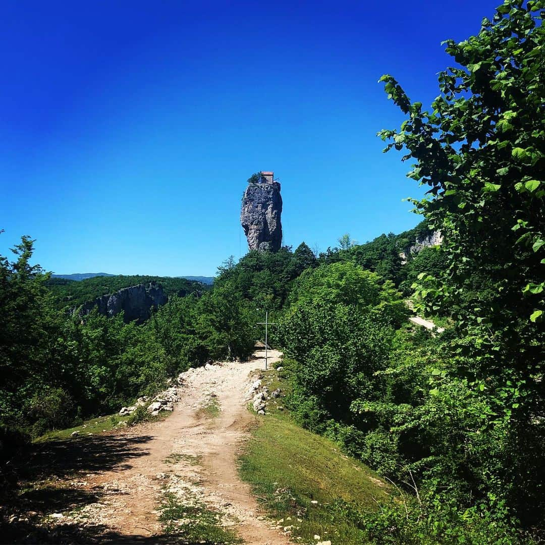 シーマス・デヴァーさんのインスタグラム写真 - (シーマス・デヴァーInstagram)「I’m beginning to feel like the monks in Georgia had a competition to see who could build monasteries in the most absurd places. This is the Katskhi Pillar, a 40m stone monolith with a small monastery on top that was built in the 13th century.」5月30日 14時47分 - seamuspatrickdever