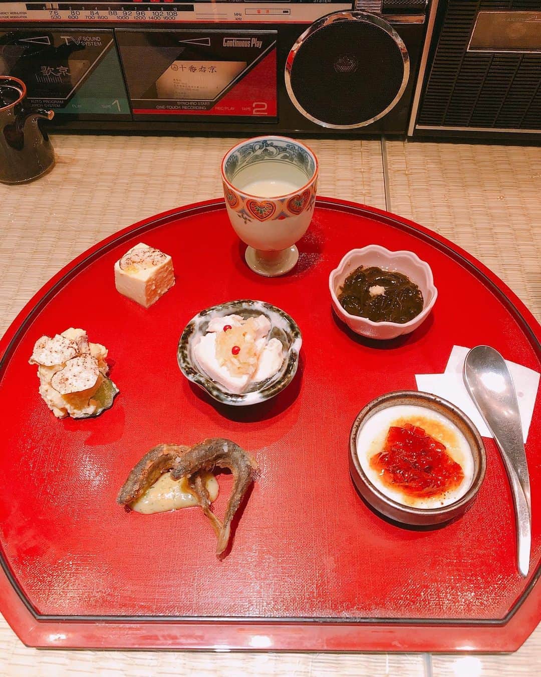 まいてぃ（粕谷まい）さんのインスタグラム写真 - (まいてぃ（粕谷まい）Instagram)「ずーっと気になってた十番右京の恵比寿店に昔からの友達と2人で行ってきたよ❤ ・ ・ ・ ・ 最初に日本酒3種飲み比べ頼んだんだけど、どれも美味しいしラベルも可愛くて(？)最高😋 ・ ・ ・ ・ お料理も全部美味しかったなぁ…🤤🤤💭 絶対また行く！❤ ・ ・ ・ ・ #十番右京 #恵比寿 #グルメ #和食 #創作料理 #東京グルメ #dinner #japanesefood #旧友 #日本食 #日本 #美味しい」5月30日 14時54分 - maity_0917
