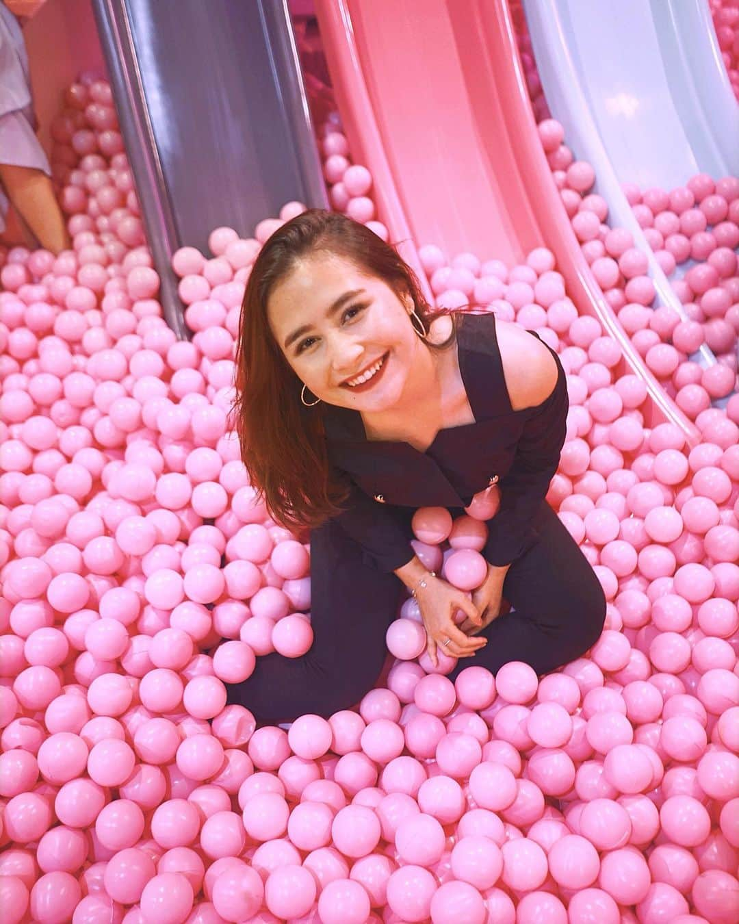 Prilly Latuconsinaさんのインスタグラム写真 - (Prilly LatuconsinaInstagram)「Happy kid!!! Ketemu mandi bola, warna pink pula... gak mau pulang 🤦🏻‍♀️ Ps: beda ya kalo difotonya sama content creator, sekali cekrek langsung bagus 😝 *poke @jejesoekarno」5月30日 15時00分 - prillylatuconsina96