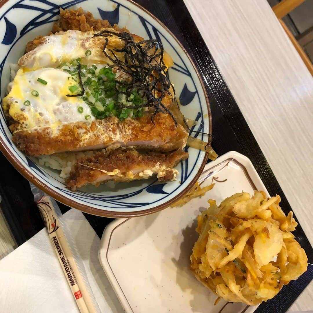 てっぺいさんのインスタグラム写真 - (てっぺいInstagram)「タイのターミナル21に丸亀製麺。 カツ丼とかき揚げ。 同行の松浦さんは3日連続でフードコートの100円ランチに行き、タイのご飯について熱く語ってきますが値段を安く済まそうとしてるだけなのを僕は知っている #タイ #ターミナル21」5月30日 15時01分 - nice_teppee