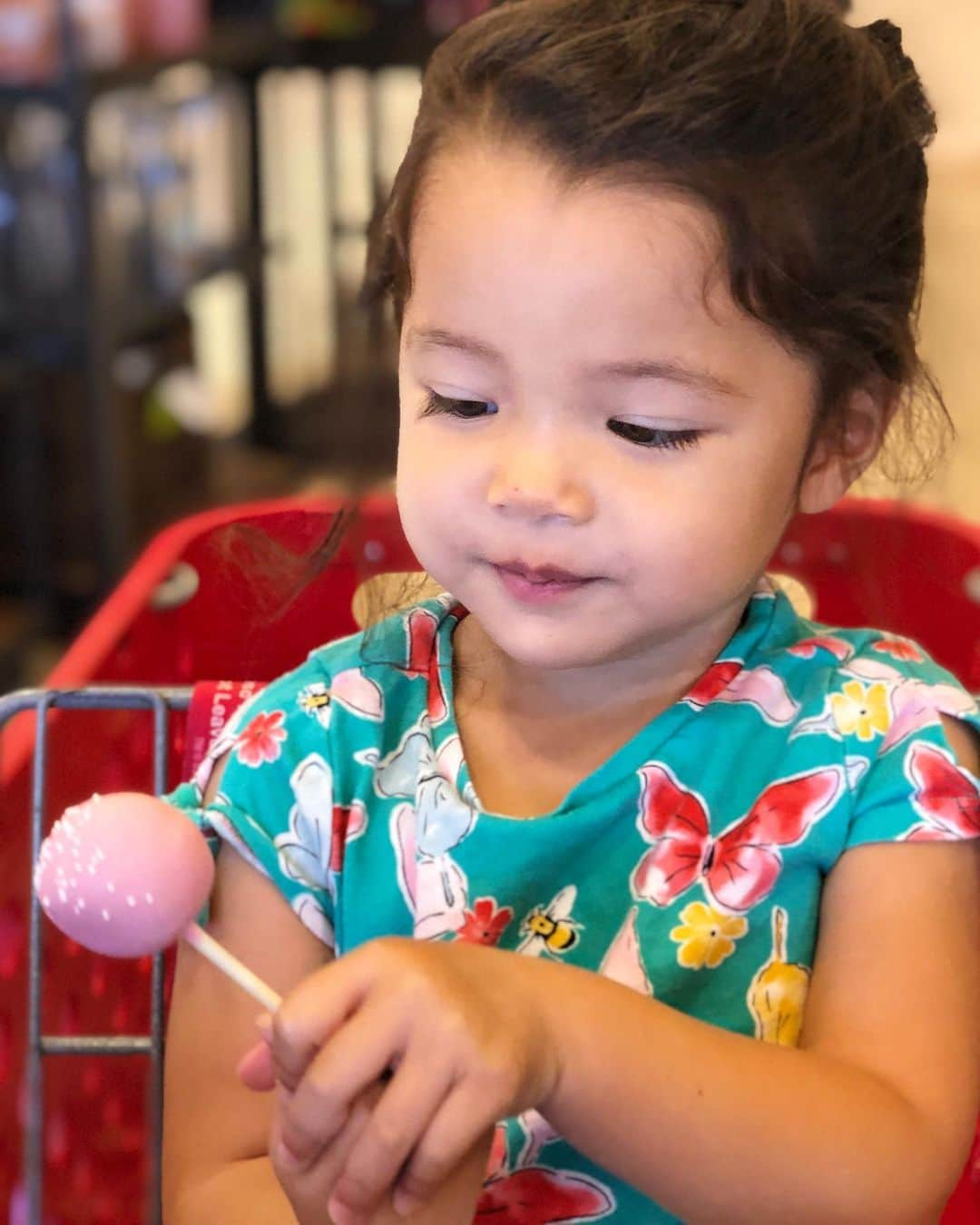 エリナ シルカさんのインスタグラム写真 - (エリナ シルカInstagram)「Find someone that looks like at you like how my twins look at a cake pop 😍 * 双子大好物。スタバのケーキポップ🍰 * *  #starbucks #cakepops #loveatfirstsight #sweetooth #twins #boygirltwins #twinmom #双子育児 #2歳8ヶ月 #ハワイ生活 #スタバ #スイーツ男子 #買い物はかどる」5月30日 15時01分 - laura_elina_ymd