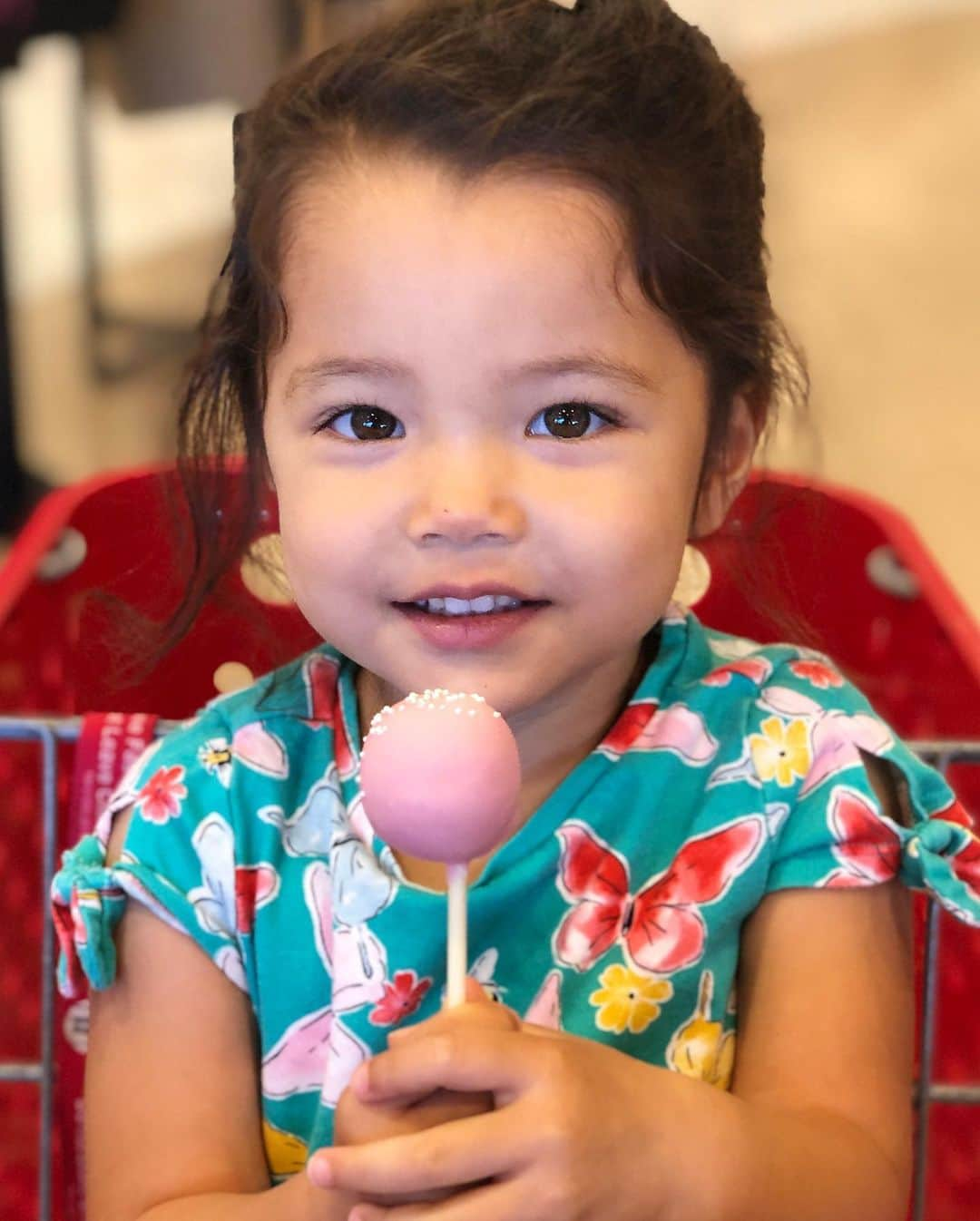 エリナ シルカさんのインスタグラム写真 - (エリナ シルカInstagram)「Find someone that looks like at you like how my twins look at a cake pop 😍 * 双子大好物。スタバのケーキポップ🍰 * *  #starbucks #cakepops #loveatfirstsight #sweetooth #twins #boygirltwins #twinmom #双子育児 #2歳8ヶ月 #ハワイ生活 #スタバ #スイーツ男子 #買い物はかどる」5月30日 15時01分 - laura_elina_ymd