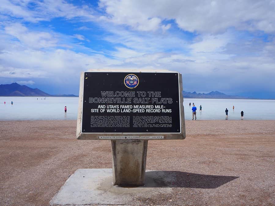 香山ひとみさんのインスタグラム写真 - (香山ひとみInstagram)「#アメリカ生活国内旅行編 Bonneville Salt Flats . 先日のメモリアルデー休暇を利用して、 イエローストーン＆塩湖旅行に行ってきました✈️✨ . まずは、ユタ州にある塩湖、 【ボンネビル・ソルトフラッツ】へ。 せっかくアメリカにいるし、一度は南米ボリビアのウユニ塩湖へ行きたい...😭と願っていましたが、ボリビアへのアクセスの悪さや、治安や高山病の恐れから、子連れでは難しいだろうと断念。すると友人から、ユタ州にも塩湖があるとの情報を😆✨ ソルトレイクシティ空港から車で1時間半で行けるお手軽塩湖です🙆‍♀️✨ . 当日、着くまでは、かなりの暴風雨で、見ることを半ば諦めていましたが、着いて20分ほど待つと、 雨が止み、車を降りると、、、 そこには、 一面に広がる揺らめく世界✨✨✨ 風がふき水面がなびくたびに、 雪のような白銀だったり 深みのあるブルーだったり、様々な表情を見せながらキラキラと輝いていました。 . 風が強く、絵に描いたような水面に反射した景色は見られなかったものの、 足跡もなければ遮るものも何もなく、自分たちがいる以外何もないような、、 同じ塩湖に人はいるのにどこか別世界の人たちのような。 なんとも言えない不思議な感覚になりました。 . これから夏になると、 水は蒸発し干上がり、表面が塩で覆われた真っ白な平原が続くそう。 鏡張りの景色には、 ・干上がる前の春〜夏前 ・前日に雨が降る ・風がない ・晴れの日 などの条件が必要なので、必ず見たい方は、何日か取っておいた方がいいかもしれません🙆‍♀️💕 . ビーチサンダルとタオル、 裾を捲り上げられるパンツ必須😹 私はデニムだったので捲り上げると、ぱっつんぱつんぱっつんのふくらはぎが、うっ血気味になりながら頑張っていました😂（どーでもいい情報😂） . . #ボンネビルソルトフラッツ #塩湖 #bonnevillesaltflats #saltlake #イエローストーン旅行 #yellowstonetrip . #海外生活 #アメリカ生活 #子連れ旅行 #子連れ海外旅行 #ユタ州」5月30日 15時07分 - hitomi.k24