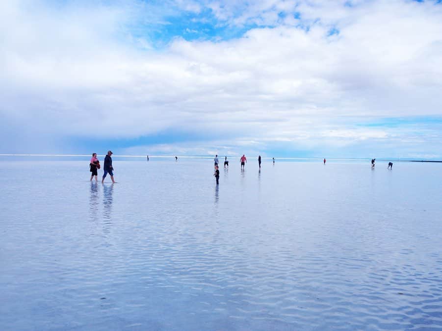 香山ひとみさんのインスタグラム写真 - (香山ひとみInstagram)「#アメリカ生活国内旅行編 Bonneville Salt Flats . 先日のメモリアルデー休暇を利用して、 イエローストーン＆塩湖旅行に行ってきました✈️✨ . まずは、ユタ州にある塩湖、 【ボンネビル・ソルトフラッツ】へ。 せっかくアメリカにいるし、一度は南米ボリビアのウユニ塩湖へ行きたい...😭と願っていましたが、ボリビアへのアクセスの悪さや、治安や高山病の恐れから、子連れでは難しいだろうと断念。すると友人から、ユタ州にも塩湖があるとの情報を😆✨ ソルトレイクシティ空港から車で1時間半で行けるお手軽塩湖です🙆‍♀️✨ . 当日、着くまでは、かなりの暴風雨で、見ることを半ば諦めていましたが、着いて20分ほど待つと、 雨が止み、車を降りると、、、 そこには、 一面に広がる揺らめく世界✨✨✨ 風がふき水面がなびくたびに、 雪のような白銀だったり 深みのあるブルーだったり、様々な表情を見せながらキラキラと輝いていました。 . 風が強く、絵に描いたような水面に反射した景色は見られなかったものの、 足跡もなければ遮るものも何もなく、自分たちがいる以外何もないような、、 同じ塩湖に人はいるのにどこか別世界の人たちのような。 なんとも言えない不思議な感覚になりました。 . これから夏になると、 水は蒸発し干上がり、表面が塩で覆われた真っ白な平原が続くそう。 鏡張りの景色には、 ・干上がる前の春〜夏前 ・前日に雨が降る ・風がない ・晴れの日 などの条件が必要なので、必ず見たい方は、何日か取っておいた方がいいかもしれません🙆‍♀️💕 . ビーチサンダルとタオル、 裾を捲り上げられるパンツ必須😹 私はデニムだったので捲り上げると、ぱっつんぱつんぱっつんのふくらはぎが、うっ血気味になりながら頑張っていました😂（どーでもいい情報😂） . . #ボンネビルソルトフラッツ #塩湖 #bonnevillesaltflats #saltlake #イエローストーン旅行 #yellowstonetrip . #海外生活 #アメリカ生活 #子連れ旅行 #子連れ海外旅行 #ユタ州」5月30日 15時07分 - hitomi.k24