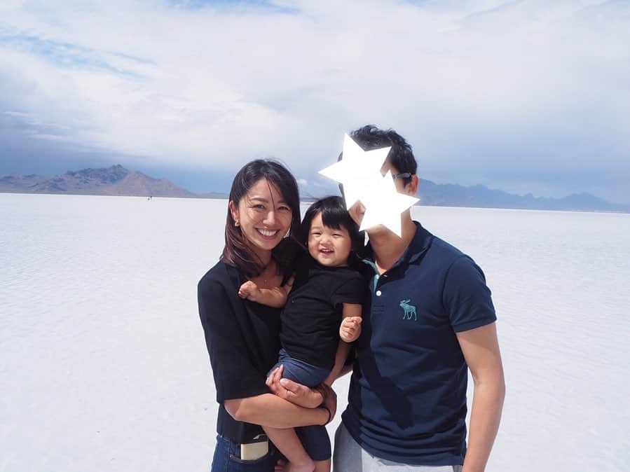 香山ひとみさんのインスタグラム写真 - (香山ひとみInstagram)「#アメリカ生活国内旅行編 Bonneville Salt Flats . 先日のメモリアルデー休暇を利用して、 イエローストーン＆塩湖旅行に行ってきました✈️✨ . まずは、ユタ州にある塩湖、 【ボンネビル・ソルトフラッツ】へ。 せっかくアメリカにいるし、一度は南米ボリビアのウユニ塩湖へ行きたい...😭と願っていましたが、ボリビアへのアクセスの悪さや、治安や高山病の恐れから、子連れでは難しいだろうと断念。すると友人から、ユタ州にも塩湖があるとの情報を😆✨ ソルトレイクシティ空港から車で1時間半で行けるお手軽塩湖です🙆‍♀️✨ . 当日、着くまでは、かなりの暴風雨で、見ることを半ば諦めていましたが、着いて20分ほど待つと、 雨が止み、車を降りると、、、 そこには、 一面に広がる揺らめく世界✨✨✨ 風がふき水面がなびくたびに、 雪のような白銀だったり 深みのあるブルーだったり、様々な表情を見せながらキラキラと輝いていました。 . 風が強く、絵に描いたような水面に反射した景色は見られなかったものの、 足跡もなければ遮るものも何もなく、自分たちがいる以外何もないような、、 同じ塩湖に人はいるのにどこか別世界の人たちのような。 なんとも言えない不思議な感覚になりました。 . これから夏になると、 水は蒸発し干上がり、表面が塩で覆われた真っ白な平原が続くそう。 鏡張りの景色には、 ・干上がる前の春〜夏前 ・前日に雨が降る ・風がない ・晴れの日 などの条件が必要なので、必ず見たい方は、何日か取っておいた方がいいかもしれません🙆‍♀️💕 . ビーチサンダルとタオル、 裾を捲り上げられるパンツ必須😹 私はデニムだったので捲り上げると、ぱっつんぱつんぱっつんのふくらはぎが、うっ血気味になりながら頑張っていました😂（どーでもいい情報😂） . . #ボンネビルソルトフラッツ #塩湖 #bonnevillesaltflats #saltlake #イエローストーン旅行 #yellowstonetrip . #海外生活 #アメリカ生活 #子連れ旅行 #子連れ海外旅行 #ユタ州」5月30日 15時07分 - hitomi.k24