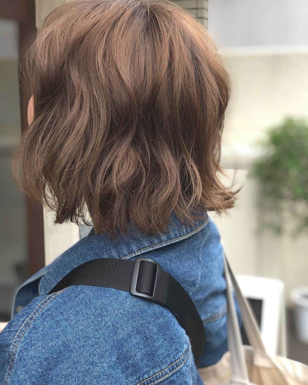 前田真吾のインスタグラム：「シルクベージュ  stylist @shingo_maeda__  #ボブ#表参道#青山#hair#外ハネ#ミニボブ#l4l#follow#followme#ヘアカラー#カラー#haircolor#color#ash#アッシュ#アッシュベージュ#グレー#グレージュ#外国人風#外国人風カラー#ハイライト#透明感#ブルージュ#外ハネボブ#ミニボブ#ブリーチ#ブリーチカラー#ash#ハイライト#beautyair」