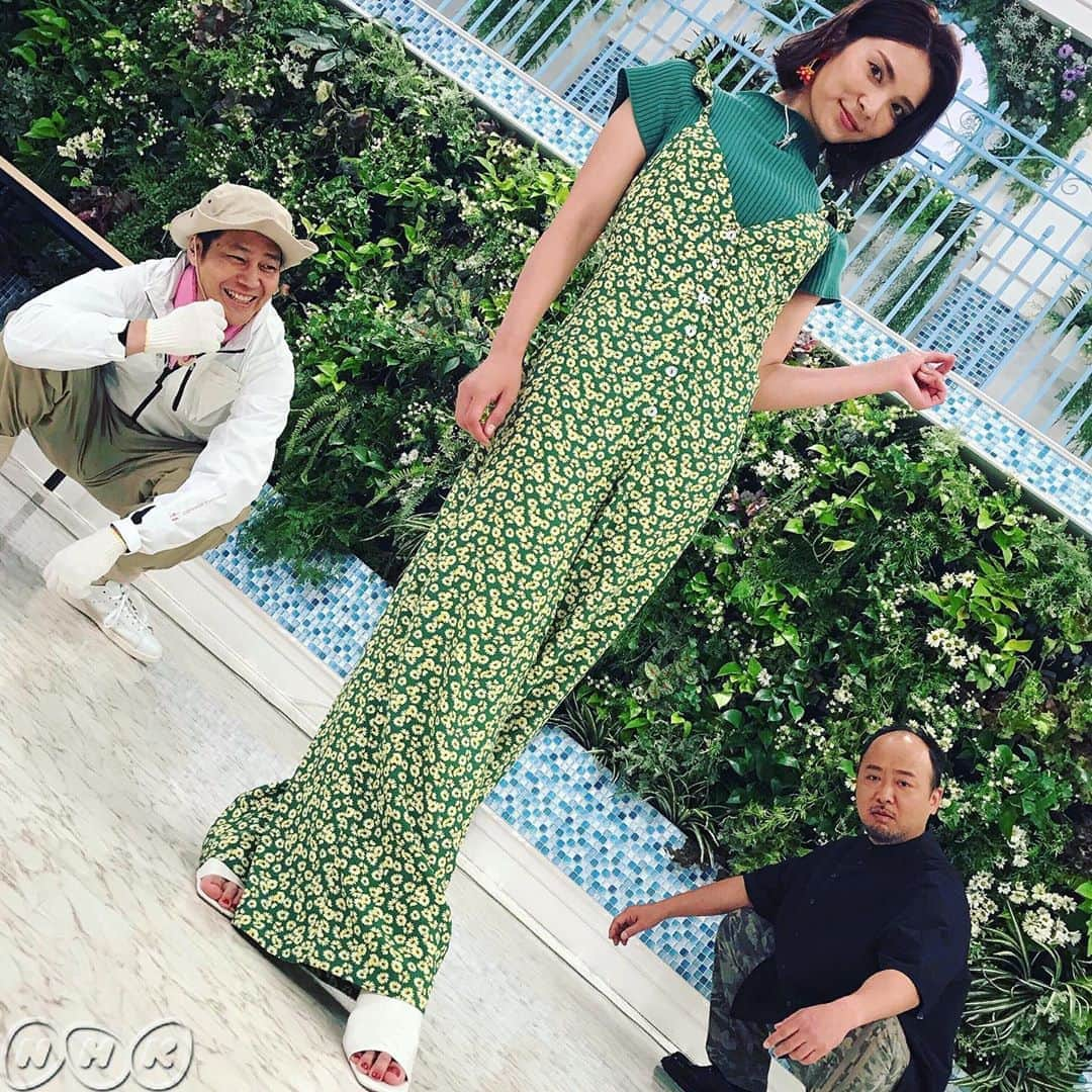 あさイチさんのインスタグラム写真 - (あさイチInstagram)「今日のオープニングは靴👡の話題❗️秋元さんの足もとコーデは爽やかな白のサンダルでした😄  #後ろの２人のポーズが… #秋元才加 さん #マキタスポーツ さん #遠藤亮 アナウンサー #nhk #あさイチ #8時15分から」5月30日 15時20分 - nhk_asaichi