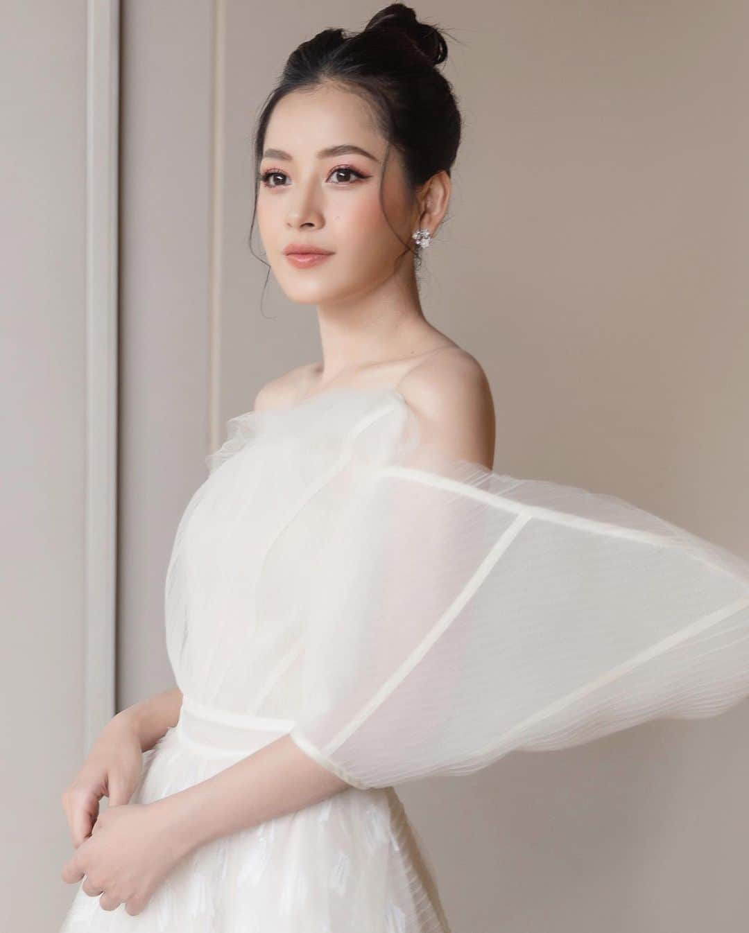 Chi Puさんのインスタグラム写真 - (Chi PuInstagram)「Con gái lúc nào chẳng thích được khen đẹp. Nếu thiếu mất lời khen, người con gái dù đẹp đến đâu cũng không biết được điều đó. 😌 . . . Ý nói thấy em đẹp hơm thì khen em đi đừng kiệm lời kaka ————————— Stylist : @kenshj_pham  Costume : @phuong_my  Make up and hair : @hiwon2412 Team Photo : @hainguyenstudio」5月30日 15時15分 - chipupu