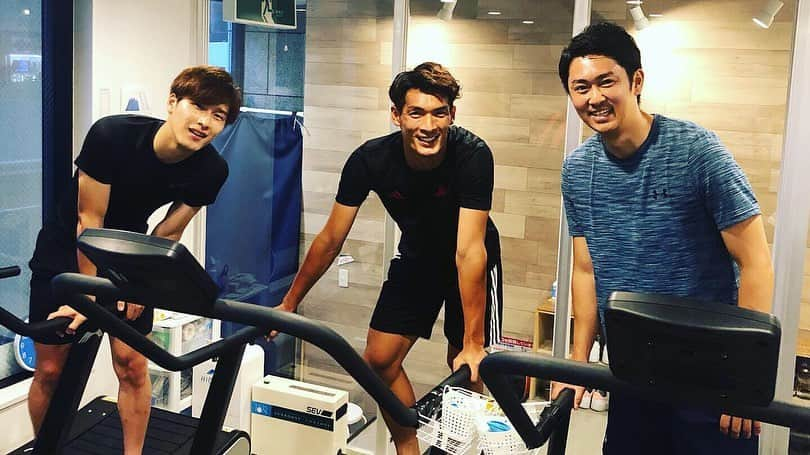 槙野智章さんのインスタグラム写真 - (槙野智章Instagram)「標高2800メートル 🏃‍♂️🏃‍♂️🏃‍♂️🏃‍♂️🏃‍♂️🏃‍♂️🏃‍♂️🏃‍♂️ 橋岡選手 フジテレビアナウンサー木下  @hashioka0517  @kotaro_kinoshita0906  #ハイアルチ#高地トレーニング」5月30日 15時18分 - makino.5_official