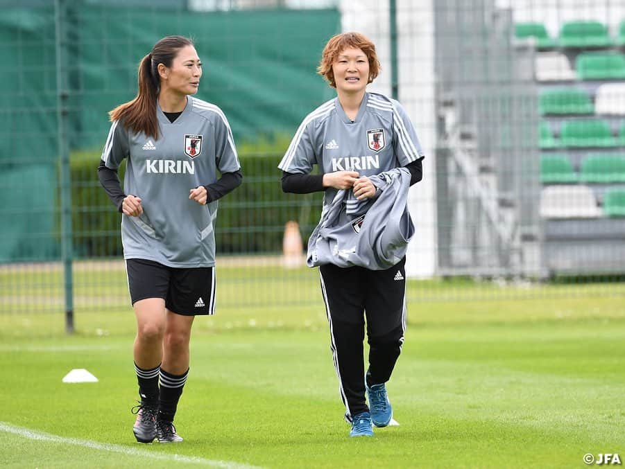 日本サッカー協会さんのインスタグラム写真 - (日本サッカー協会Instagram)「#なでしこジャパン フランス合宿🇫🇷トレーニング2日目！ ・ 5/29(水)、フランスでのトレーニング2日目を迎えたなでしこジャパンは、この日も午前午後の二部練習を実施。攻守に分かれてクロス対策に取り組むなど、チームの完成度をさらに高めるトレーニングを行いました。 ・ ✍️JFA.jpでは、活動レポートを掲載中！ ・ ＜FIFA女子ワールドカップフランス2019＞ なでしこジャパン🇯🇵試合日程  6/10 25:00 vsアルゼンチン🇦🇷 6/14 22:00 vsスコットランド🏴󠁧󠁢󠁳󠁣󠁴󠁿 6/20 04:00 vsイングランド🏴󠁧󠁢󠁥󠁮󠁧󠁿 📺フジテレビ系列、NHK BS、J SPORTSで生中継！ ・ #nadeshiko #世界のなでしこ #なでしこジャパン#FIFAWWC」5月30日 15時25分 - japanfootballassociation