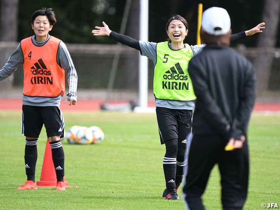 日本サッカー協会さんのインスタグラム写真 - (日本サッカー協会Instagram)「#なでしこジャパン フランス合宿🇫🇷トレーニング2日目！ ・ 5/29(水)、フランスでのトレーニング2日目を迎えたなでしこジャパンは、この日も午前午後の二部練習を実施。攻守に分かれてクロス対策に取り組むなど、チームの完成度をさらに高めるトレーニングを行いました。 ・ ✍️JFA.jpでは、活動レポートを掲載中！ ・ ＜FIFA女子ワールドカップフランス2019＞ なでしこジャパン🇯🇵試合日程  6/10 25:00 vsアルゼンチン🇦🇷 6/14 22:00 vsスコットランド🏴󠁧󠁢󠁳󠁣󠁴󠁿 6/20 04:00 vsイングランド🏴󠁧󠁢󠁥󠁮󠁧󠁿 📺フジテレビ系列、NHK BS、J SPORTSで生中継！ ・ #nadeshiko #世界のなでしこ #なでしこジャパン#FIFAWWC」5月30日 15時25分 - japanfootballassociation