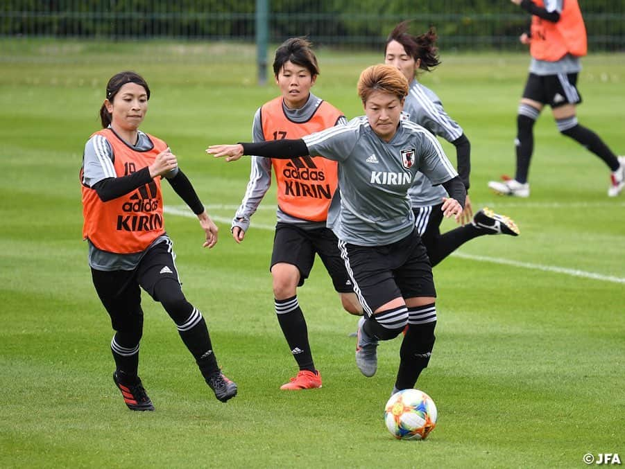 日本サッカー協会さんのインスタグラム写真 - (日本サッカー協会Instagram)「#なでしこジャパン フランス合宿🇫🇷トレーニング2日目！ ・ 5/29(水)、フランスでのトレーニング2日目を迎えたなでしこジャパンは、この日も午前午後の二部練習を実施。攻守に分かれてクロス対策に取り組むなど、チームの完成度をさらに高めるトレーニングを行いました。 ・ ✍️JFA.jpでは、活動レポートを掲載中！ ・ ＜FIFA女子ワールドカップフランス2019＞ なでしこジャパン🇯🇵試合日程  6/10 25:00 vsアルゼンチン🇦🇷 6/14 22:00 vsスコットランド🏴󠁧󠁢󠁳󠁣󠁴󠁿 6/20 04:00 vsイングランド🏴󠁧󠁢󠁥󠁮󠁧󠁿 📺フジテレビ系列、NHK BS、J SPORTSで生中継！ ・ #nadeshiko #世界のなでしこ #なでしこジャパン#FIFAWWC」5月30日 15時25分 - japanfootballassociation