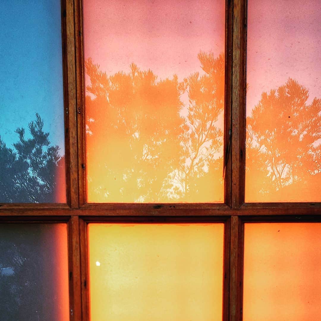 ペイジー・クラッセンのインスタグラム：「This sunrise ☀️ light 💡through the front door 🏠 is doing tricks on my eyes 👀. Or maybe my brain 🧠. #sunrise #reflection」