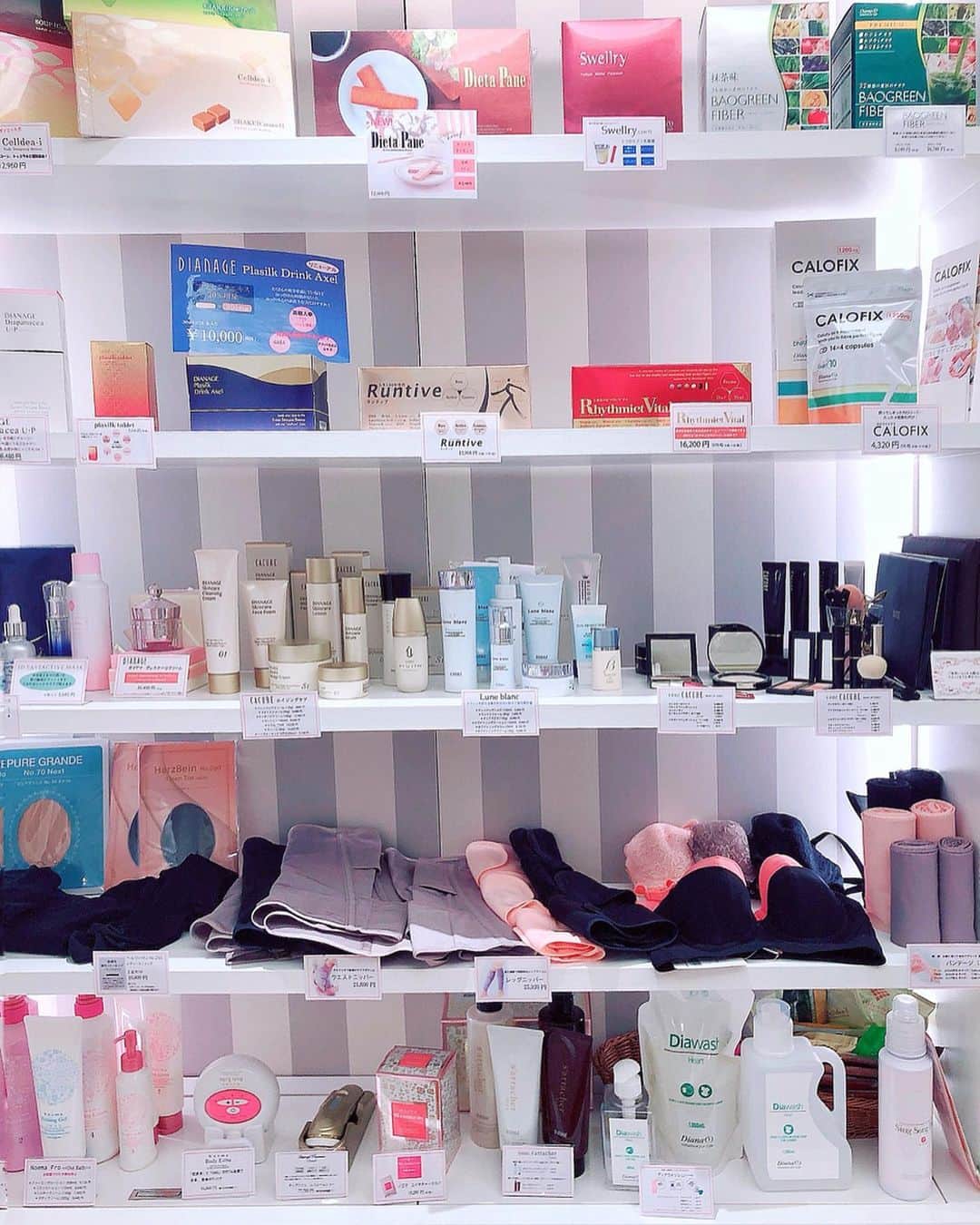 瀬戸早妃さんのインスタグラム写真 - (瀬戸早妃Instagram)「90万人以上のコンサルタントをされてきた、﻿ ﻿ プロポーションづくりのダイアナさんにて﻿ 補整下着『リセ』を体験してきました🥰✨﻿﻿ @diana_solutionforlife﻿ ﻿ .  着心地の良さを追求した「プチ補整機能」と、美しいバストラインを盛る「補盛機能」のファッション性を兼ね備えたこちらは補整下着の入門編だそう✨﻿﻿ なんと、補整下着が初めての私にぴったり❣️﻿﻿ ﻿ . 3Dで自分の身体を見たのも初めて。。﻿ ほほう、気になるお尻やバストトップの位置も全然違う🥺﻿﻿ とにかく、「ひゃー、すごいー！」と感動の連続でした💕﻿﻿ 着け心地、良いです！締め付け感もなく、無理なく自然と姿勢も良くなる感じでしたよ😊﻿﻿ ﻿ . 単純に痩せることだけが目的ではなく、バランスを整えることが私の目的（体の脂肪量や水分量、筋肉量なども測ってくれる💪）。﻿ 人それぞれどんな自分になりたいかに合わせてカウンセリングしてくれるので安心しておまかせできました👭﻿﻿ ﻿ これなら続けられそう‼️﻿﻿ ﻿ . ということで、美人スタッフ様と相談してまずは1ヶ月試してみることに🎀⏰﻿﻿ ﻿ これから、自分の身体がどのように変わってくれるか楽しみです😆﻿﻿ ﻿ ﻿ ﻿ .  #プロポーションづくりのダイアナ #プロポーションづくり #リセナチュール#リセグラマラスFiNCアンバサダー #リセ #FiNC #dianaxfinc ﻿﻿ #FiNCアンバサダー #補整下着 #ボディメイク #美ボディ #beautybody #bodymake #美は楽しく﻿」5月30日 15時31分 - plievesaki