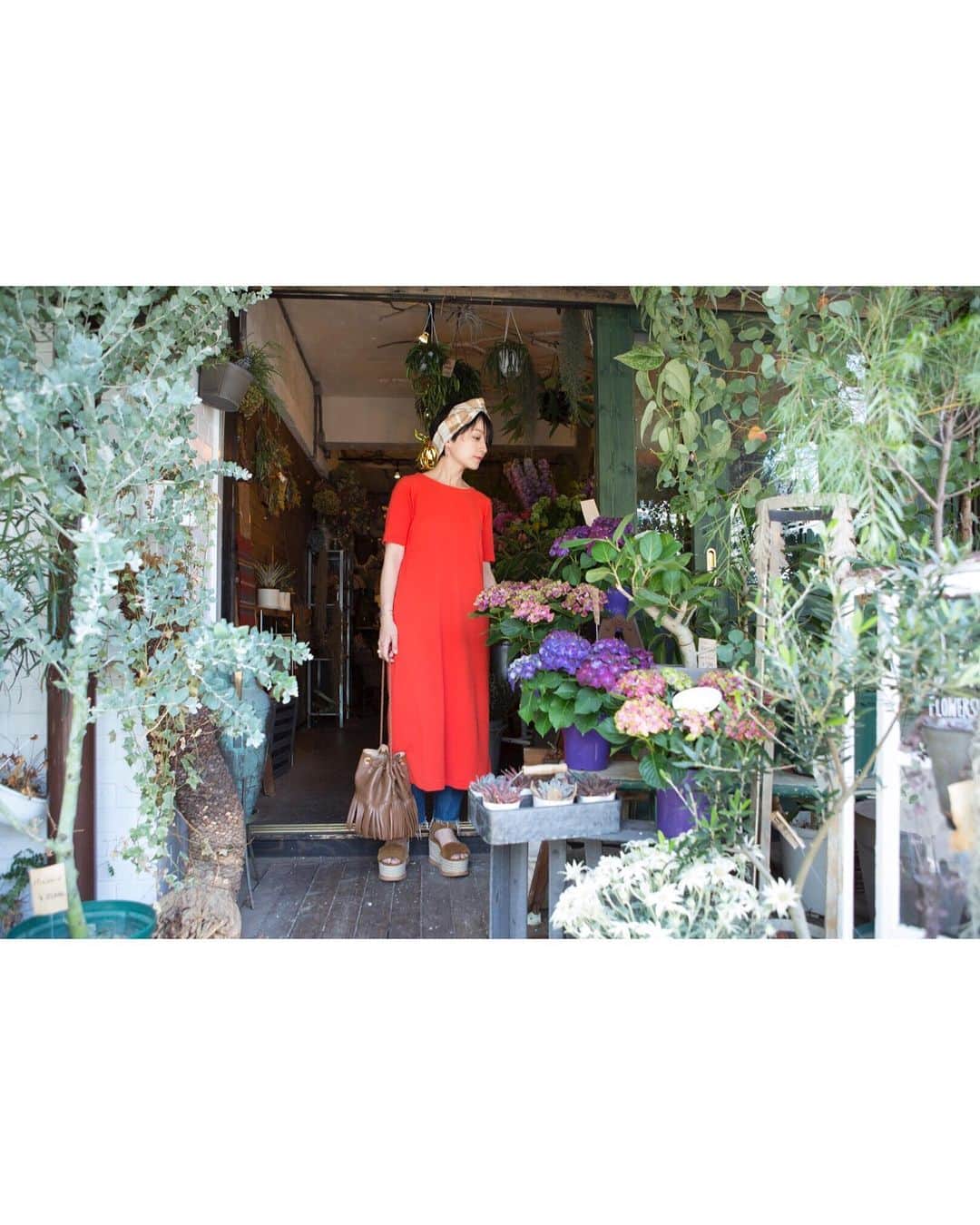 高山都さんのインスタグラム写真 - (高山都Instagram)「DAY3 近所の花屋へ撮影準備でお買い物の日も、楽チンだけど、可愛さは欲しい。 デニムに合わせるのは、気持ちのいいカットソー素材の @noisemaker_jpn のワンピース。 リブのおかげで、スッキリ細く見えるのもうれしい。  ターバン巻いたら、目線が上がって、さらにスタイルアップ。 いつものお花屋さん @the.daffodils.flowershop での撮影は、なんだかちょっと照れくさかった。 #都ふく」5月30日 15時32分 - miyare38