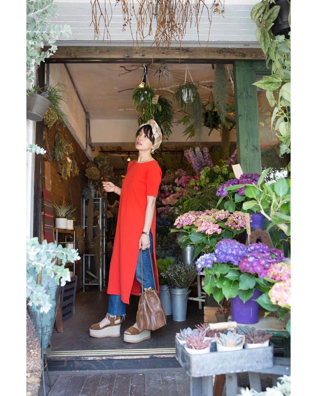 高山都さんのインスタグラム写真 - (高山都Instagram)「DAY3 近所の花屋へ撮影準備でお買い物の日も、楽チンだけど、可愛さは欲しい。 デニムに合わせるのは、気持ちのいいカットソー素材の @noisemaker_jpn のワンピース。 リブのおかげで、スッキリ細く見えるのもうれしい。  ターバン巻いたら、目線が上がって、さらにスタイルアップ。 いつものお花屋さん @the.daffodils.flowershop での撮影は、なんだかちょっと照れくさかった。 #都ふく」5月30日 15時32分 - miyare38