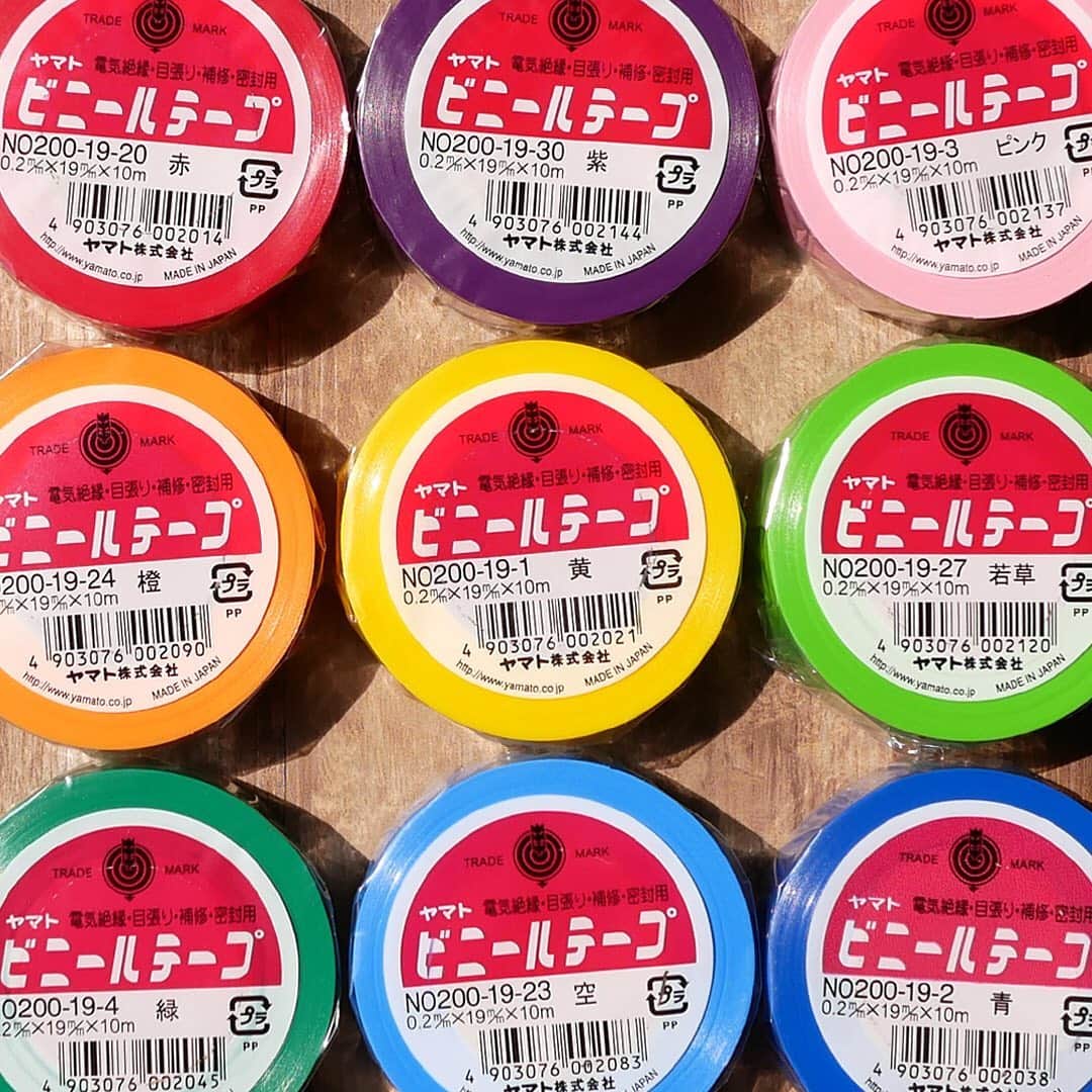 ヤマト株式会社さんのインスタグラム写真 - (ヤマト株式会社Instagram)「➷ ヤマトのビニールテープは全部で14色(19mm幅)😺赤や青の定番のカラーをはじめ、ピンクや空色、若草色など可愛らしいカラーも豊富なのでお子さまの工作にもおすすめです✄ 夏のような暑さになったり雨の日があったり不安定な季節ですが、ヤマトのビニールテープは気候に左右されず長期間の使用にも耐えます👍 . ▨商品名：ビニールテープ ▨価格：19mm幅￥130＋税 ・38mm幅￥260＋税・50mm幅￥330＋税 ▨Line up：19mm幅14色 ・38mm幅 7色・50mm幅 7色 ▷商品詳細はヤマトホームページへ . ➷ #ビニールテープ #ヤマトビニールテープ #vinyltape #yamatovinyltape #stickytape #tapeart  #ヤマト株式会社 #アラビックヤマト #ヤマト糊  #メモックロールテープ #chigiru #グラスデコ  #ペーパークイリング #文具 #文房具」5月30日 15時32分 - yamato1899
